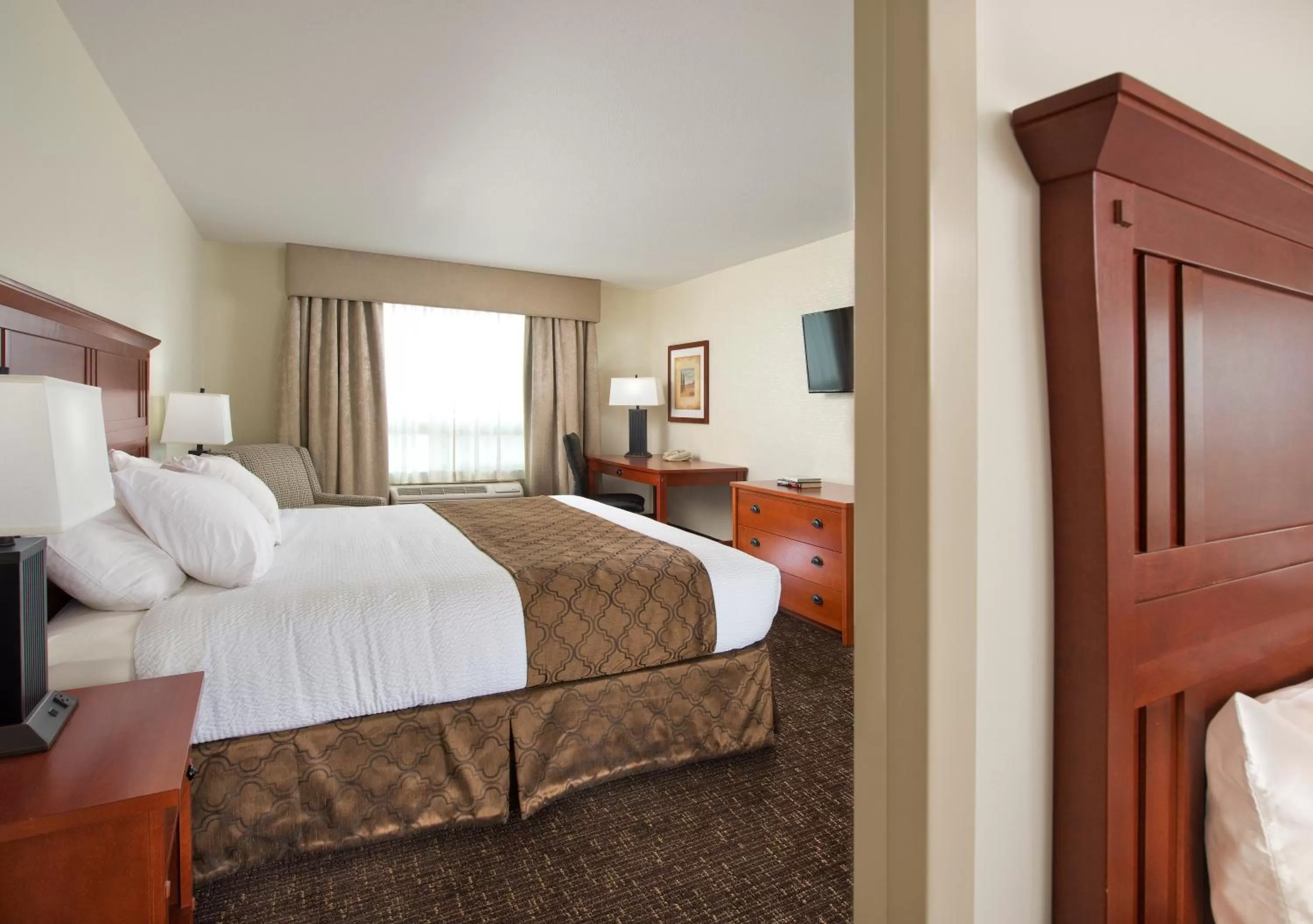 Bedroom, Bed in Gold Eagle Lodge