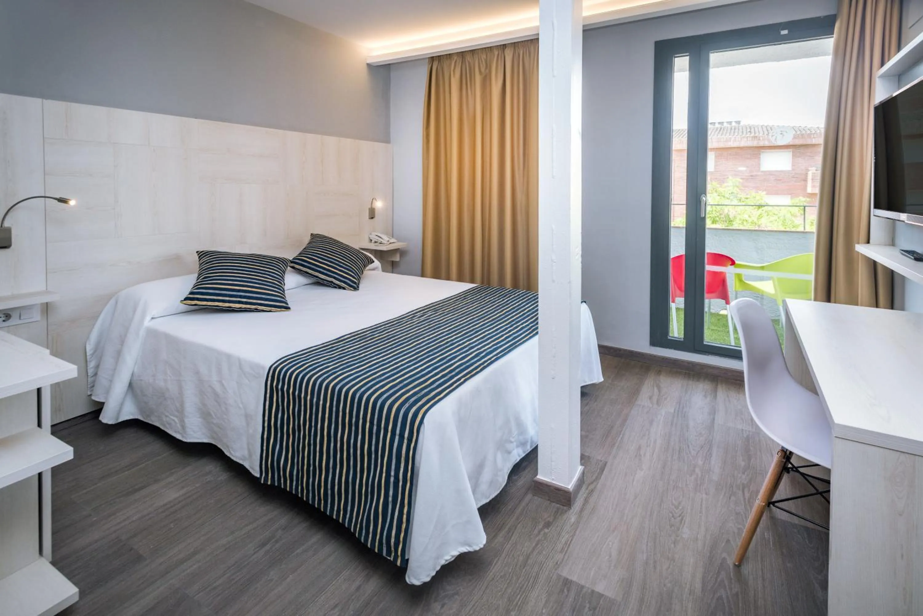 Photo of the whole room, Bed in GHT Sa Riera