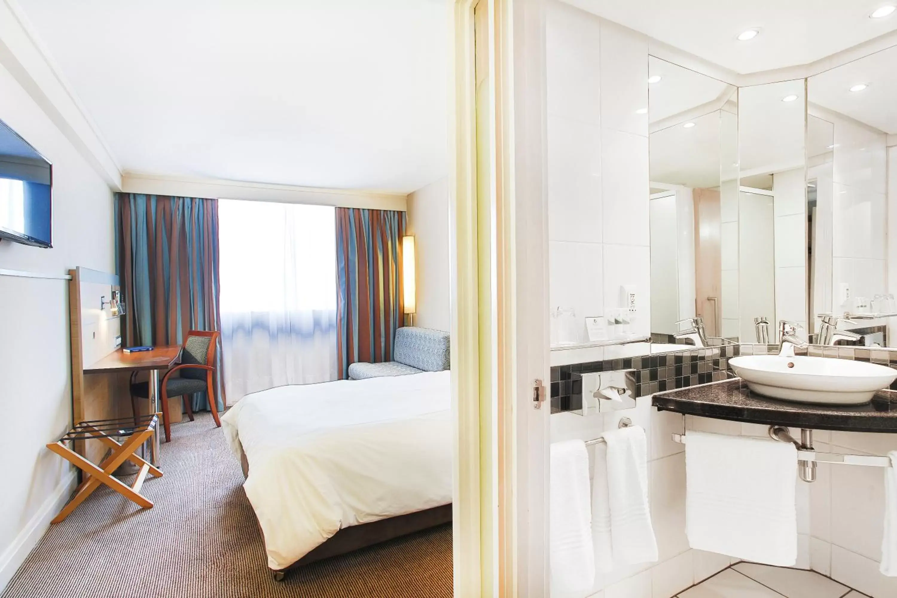 Double Room - Smoking in RH Hotel & Apartments - Pretoria Double Room - Smoking in RH Hotel & Apartments - Pretoria