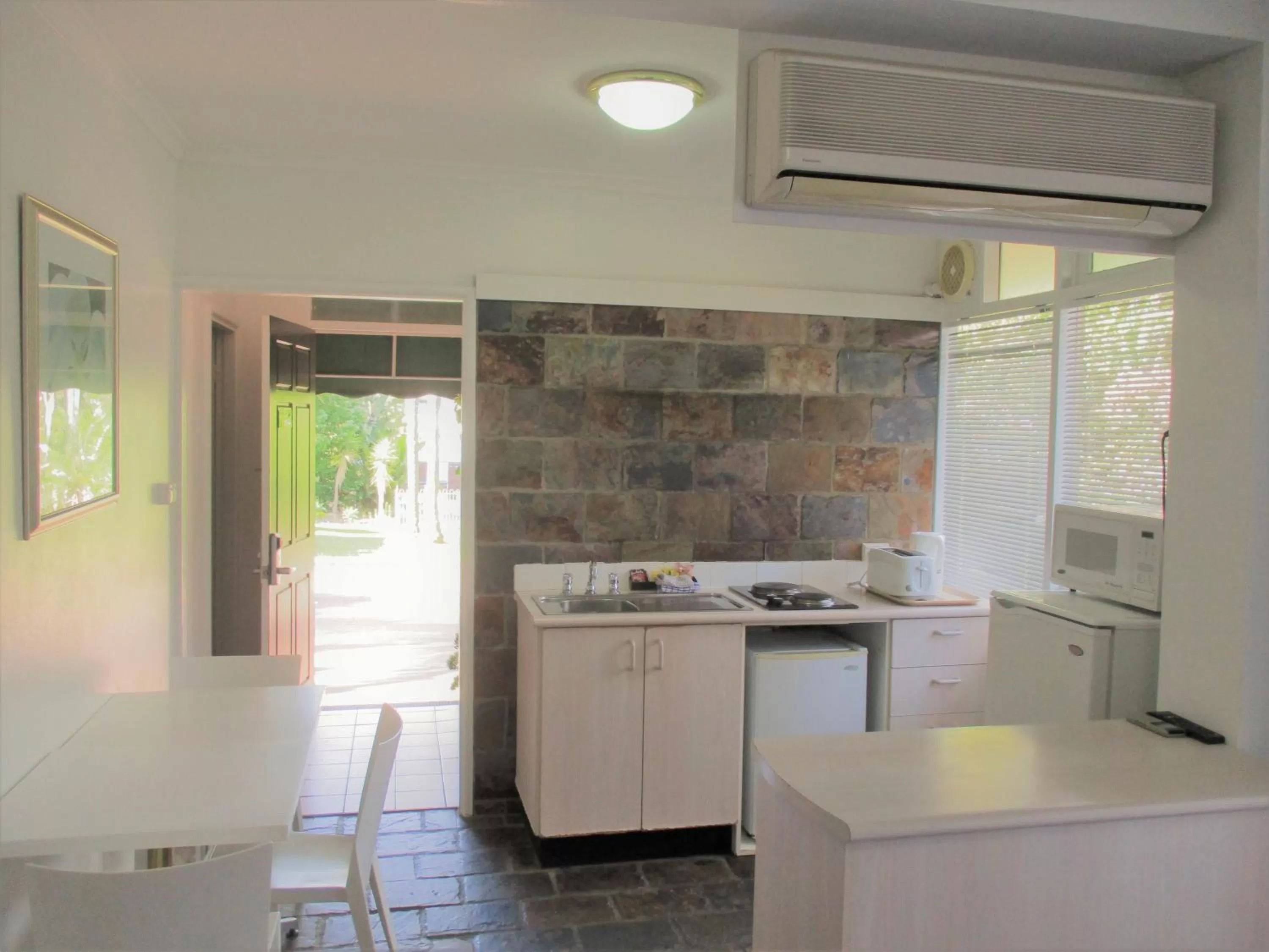 Kitchen or kitchenette in Cronulla Motor Inn