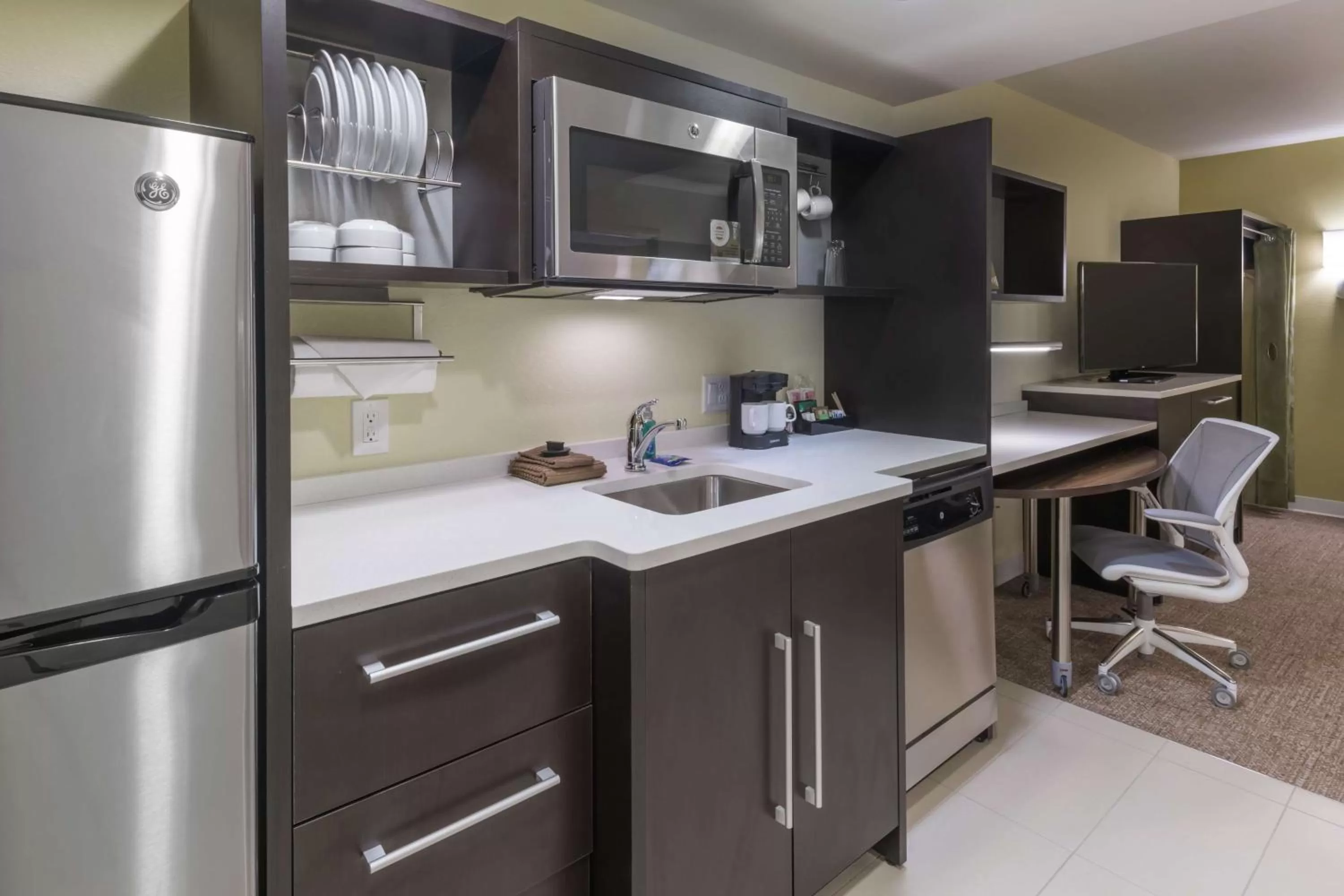 Kitchen or kitchenette in Home2 Suites Kansas City Downtown