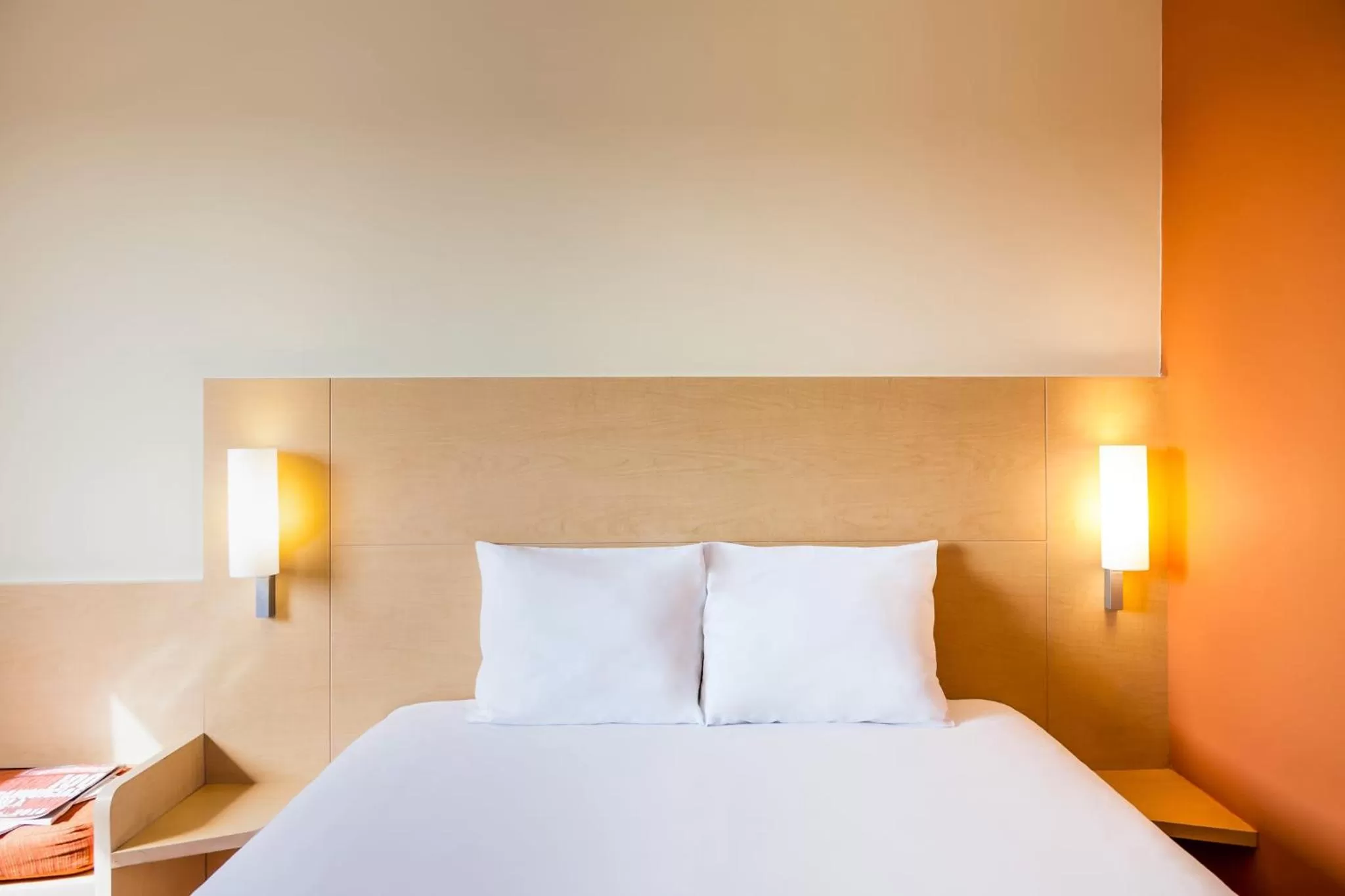 Bed in Hôtel ibis Guingamp Cœur de Bretagne