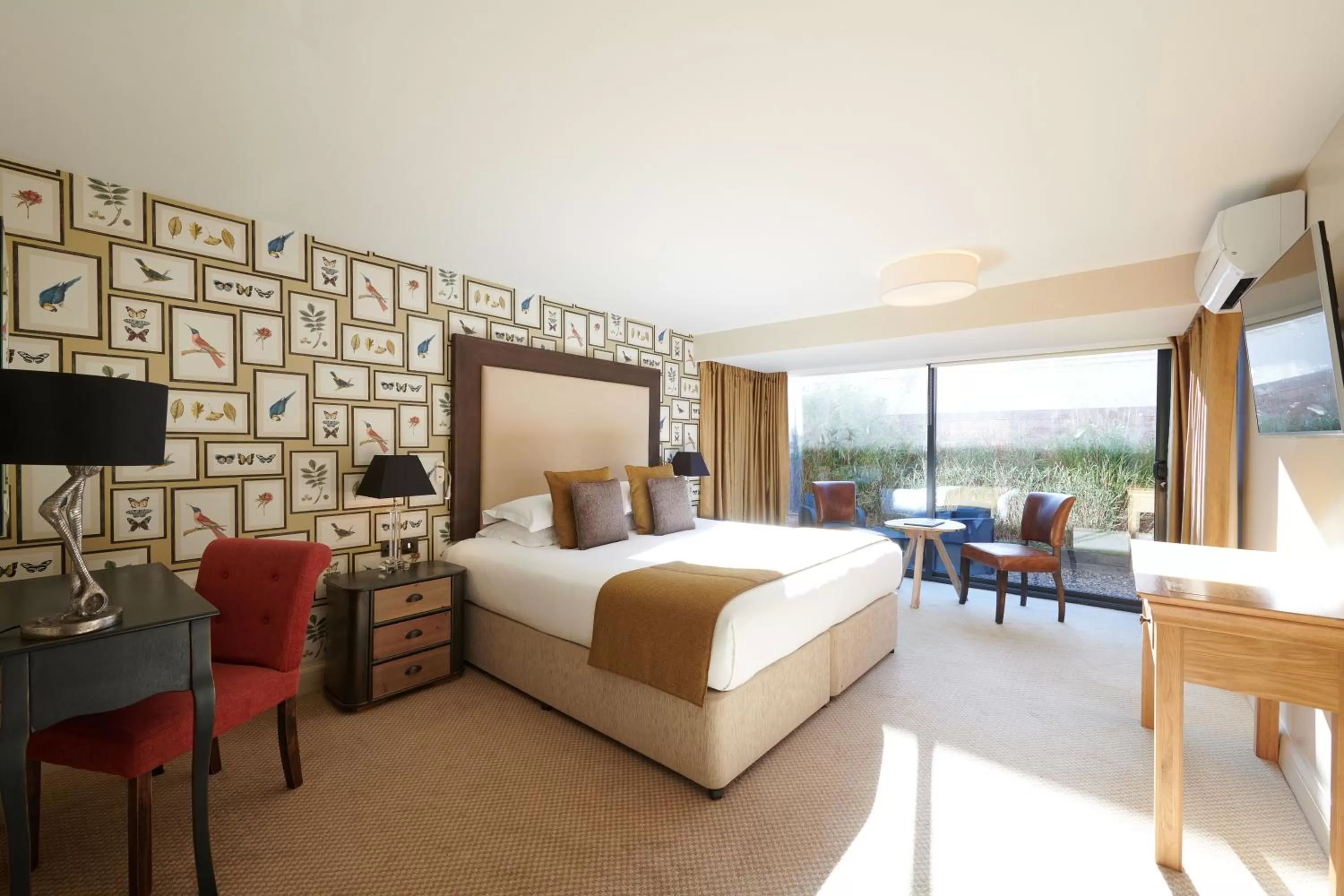 Seating area, Bed in Park Farm Hotel