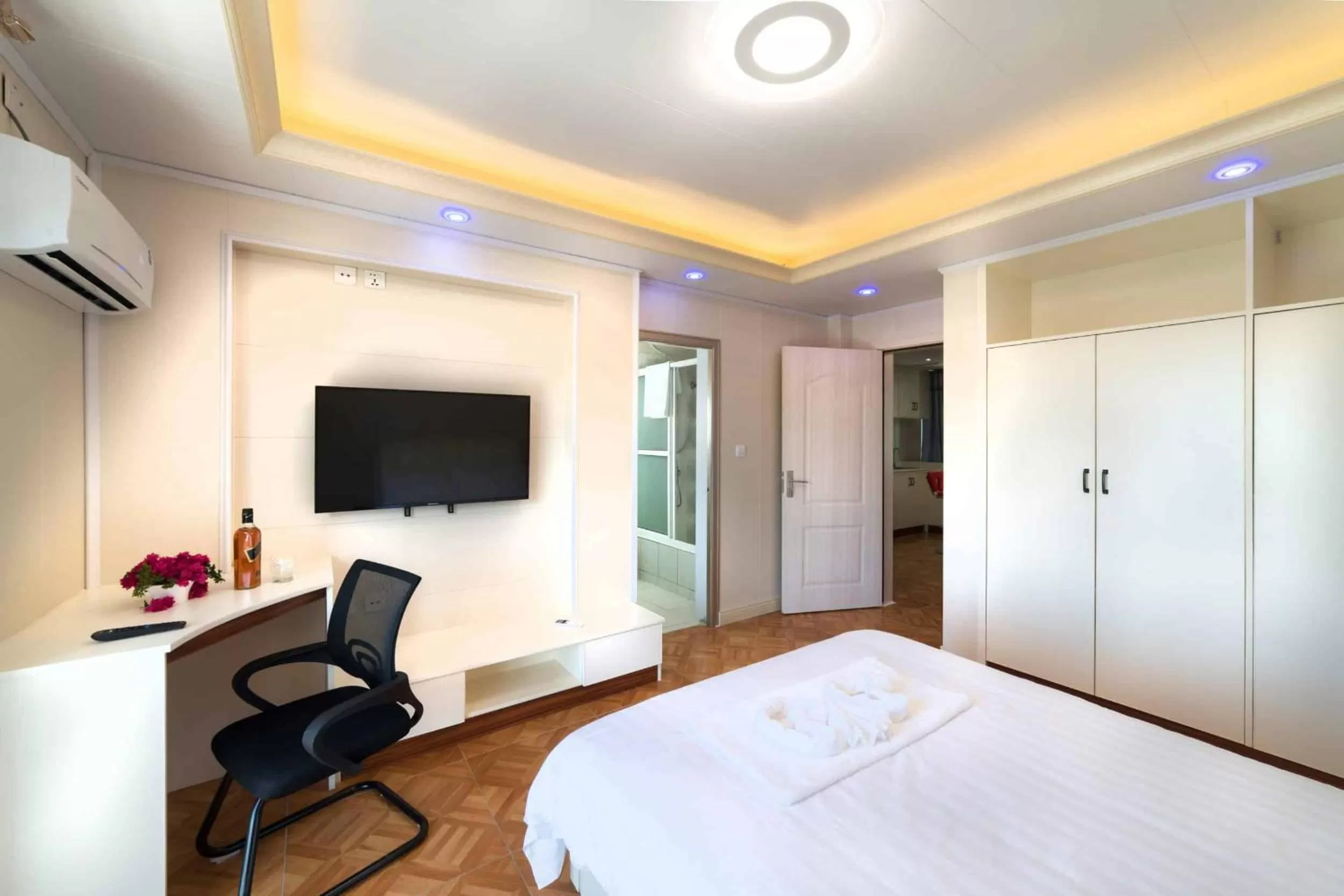 Bedroom, Bed in Riverside Hotel