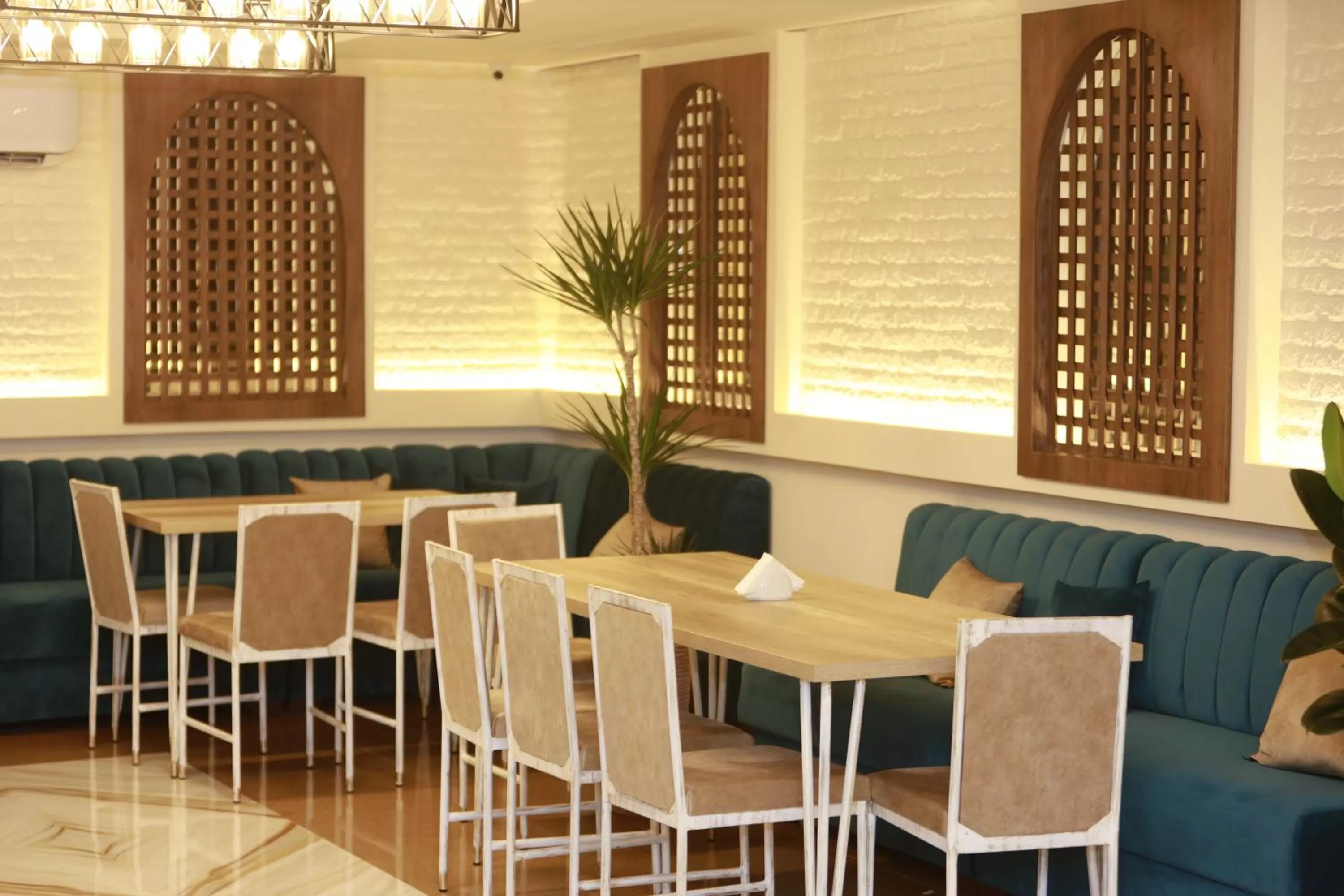 Restaurant/places to eat in DeLin Hotel And Tours