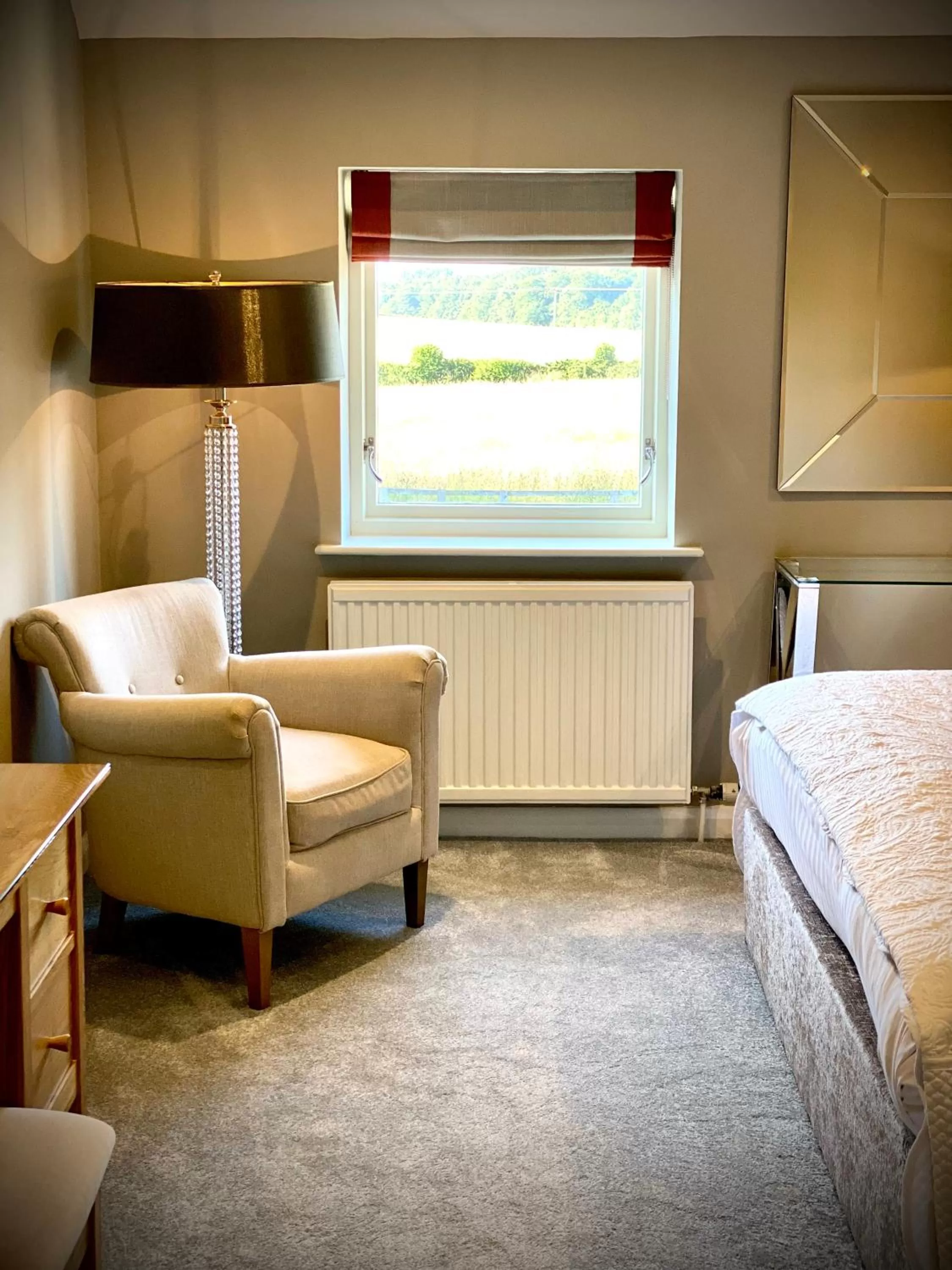 Seating area, TV/Entertainment Center in The General Tarleton