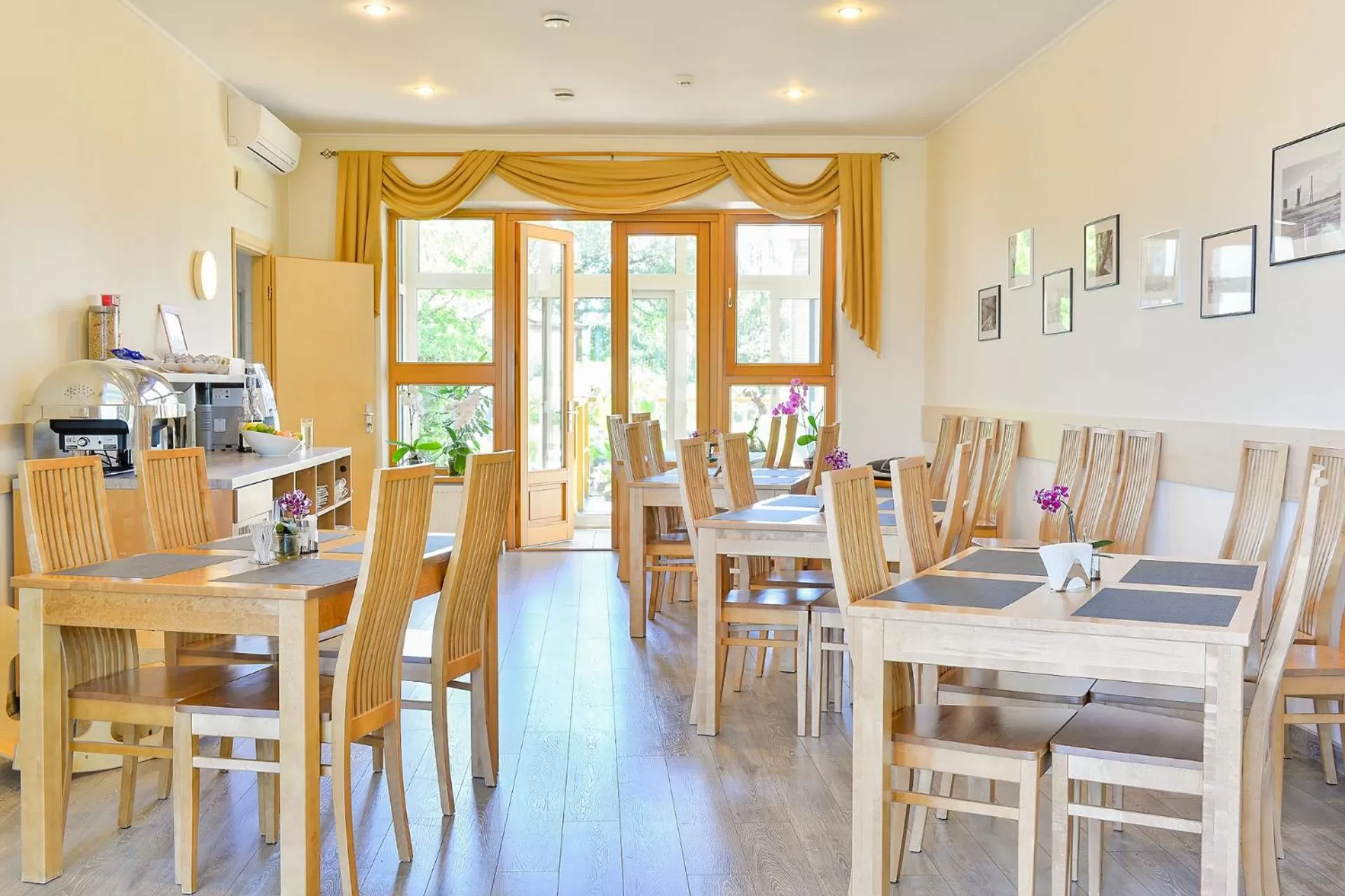 Restaurant/places to eat in Superior Hotel Vantis Riverside