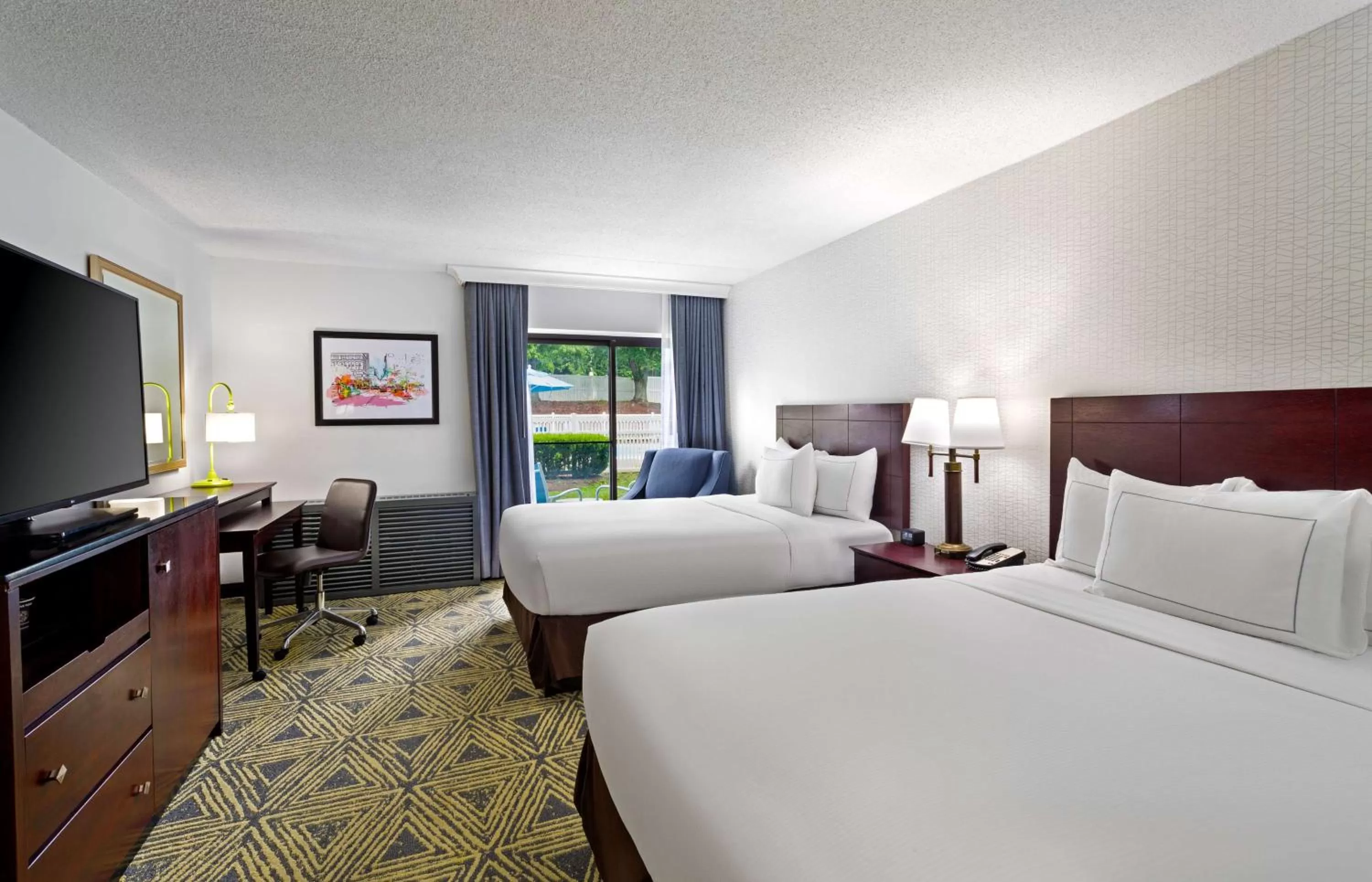 Bed in DoubleTree by Hilton Washington Meadow Lands Casino Area