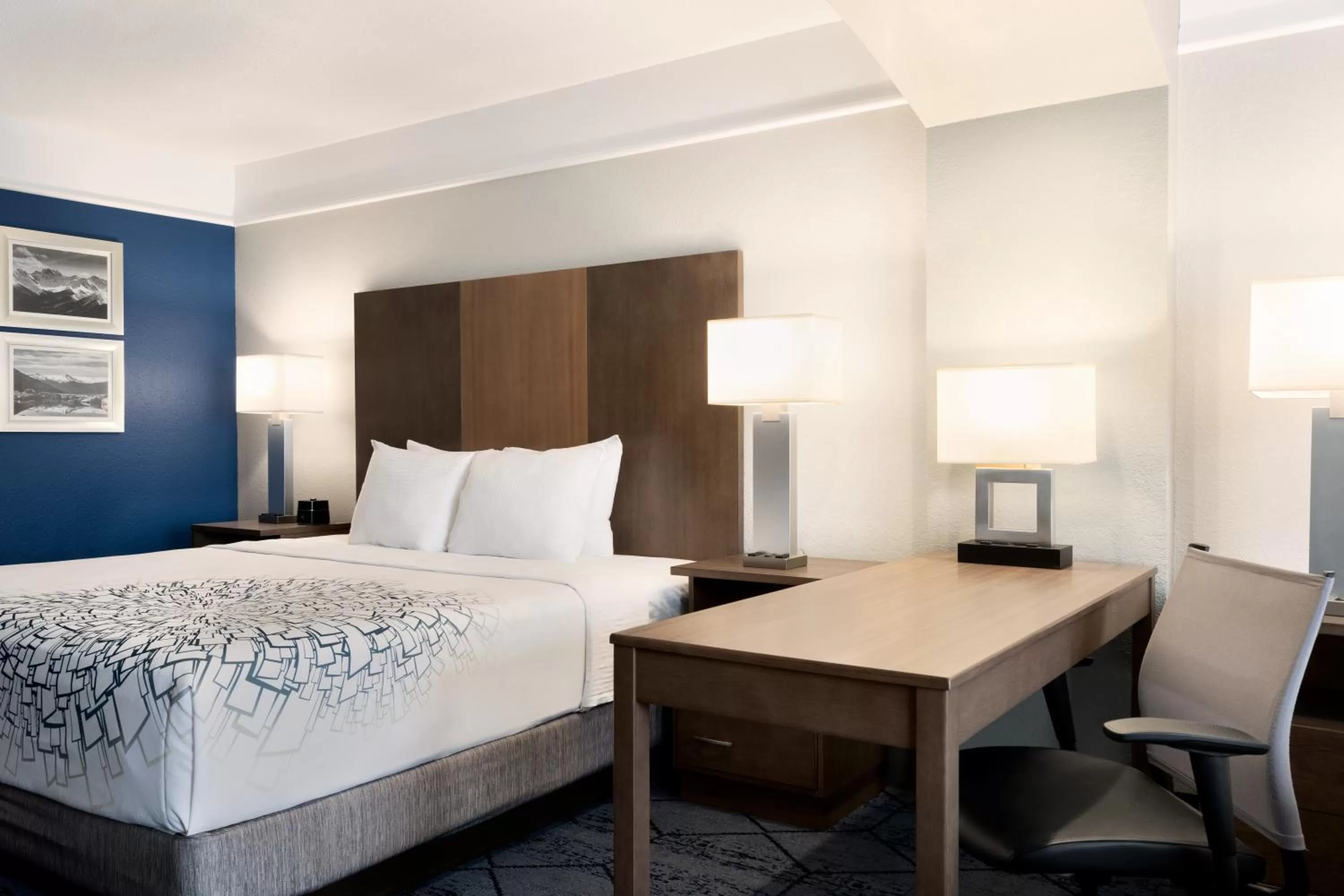 Bed in La Quinta Inn and Suites by Wyndham at WaTiki Waterpark