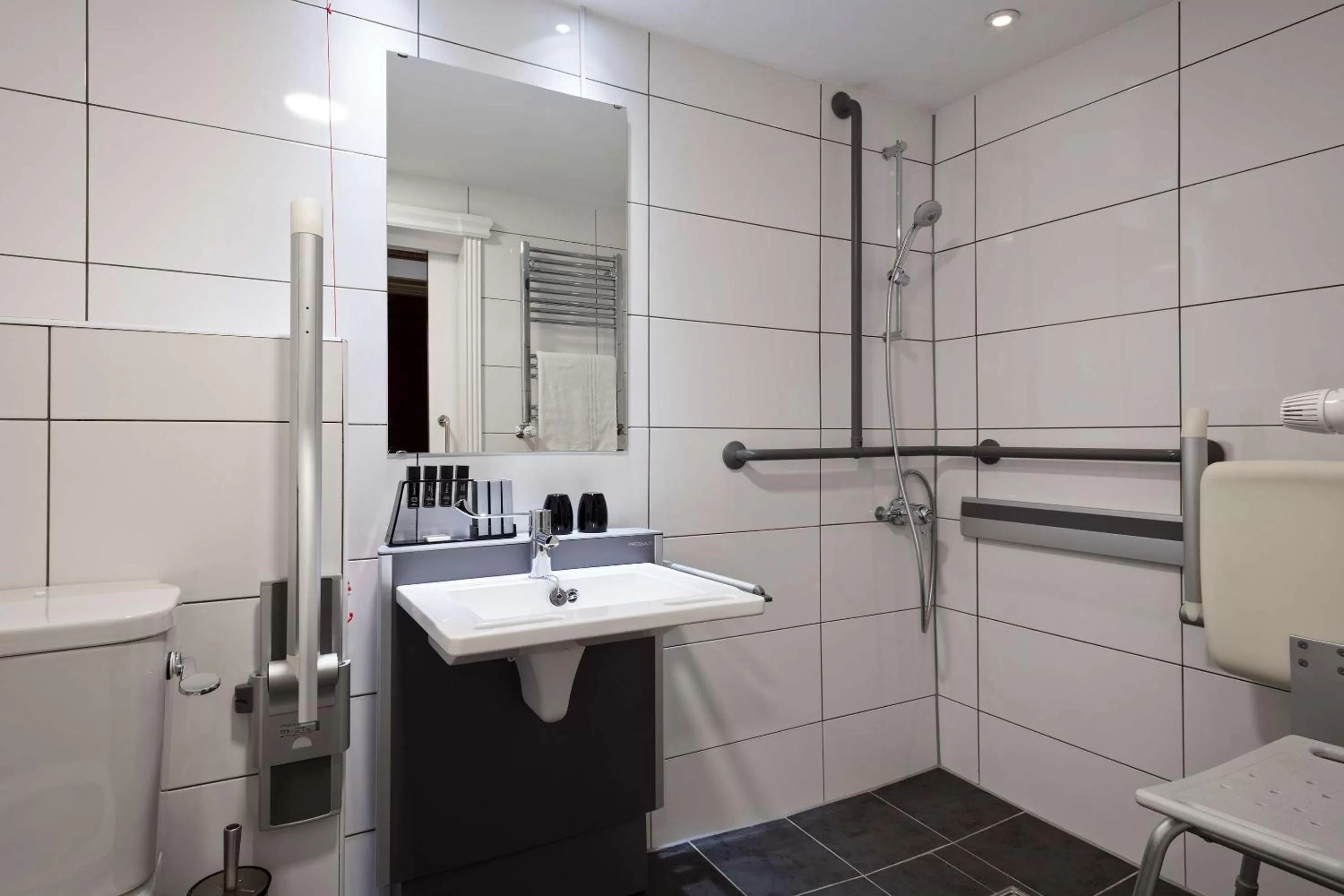 Photo of the whole room in Melia White House Hotel