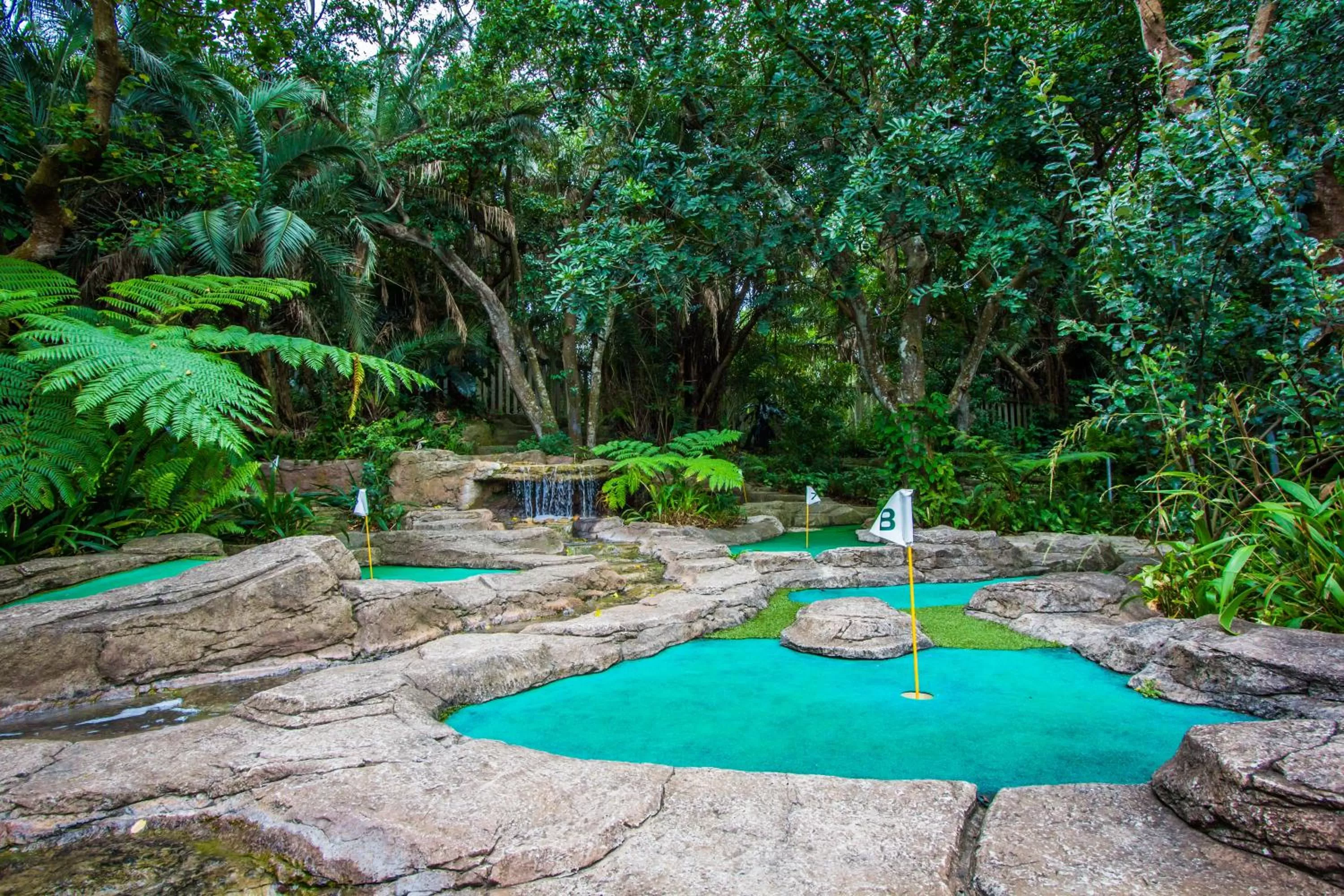 Minigolf, Pool View in Imvubu Lodge