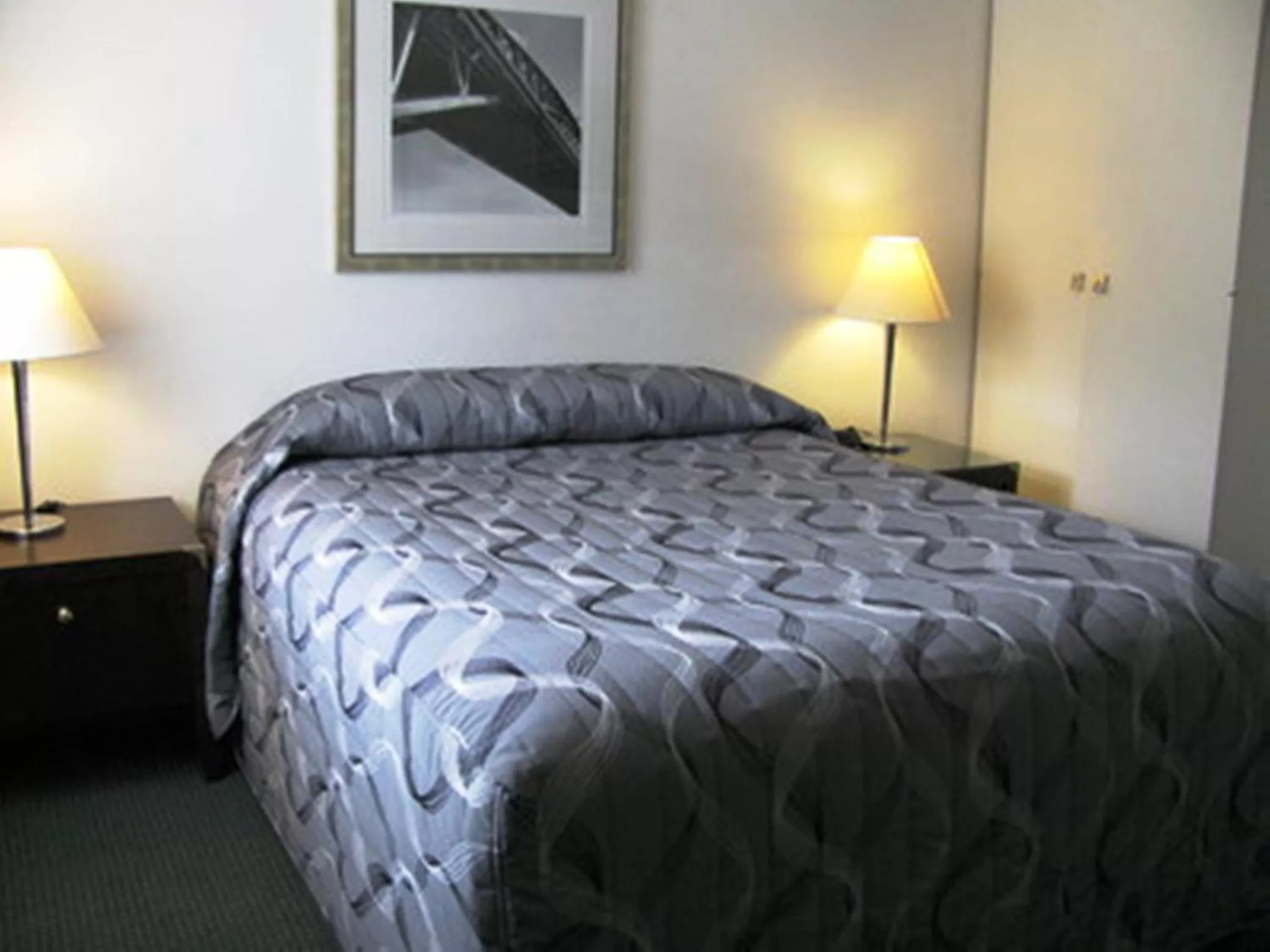 Bed in The Wayfarer Motel