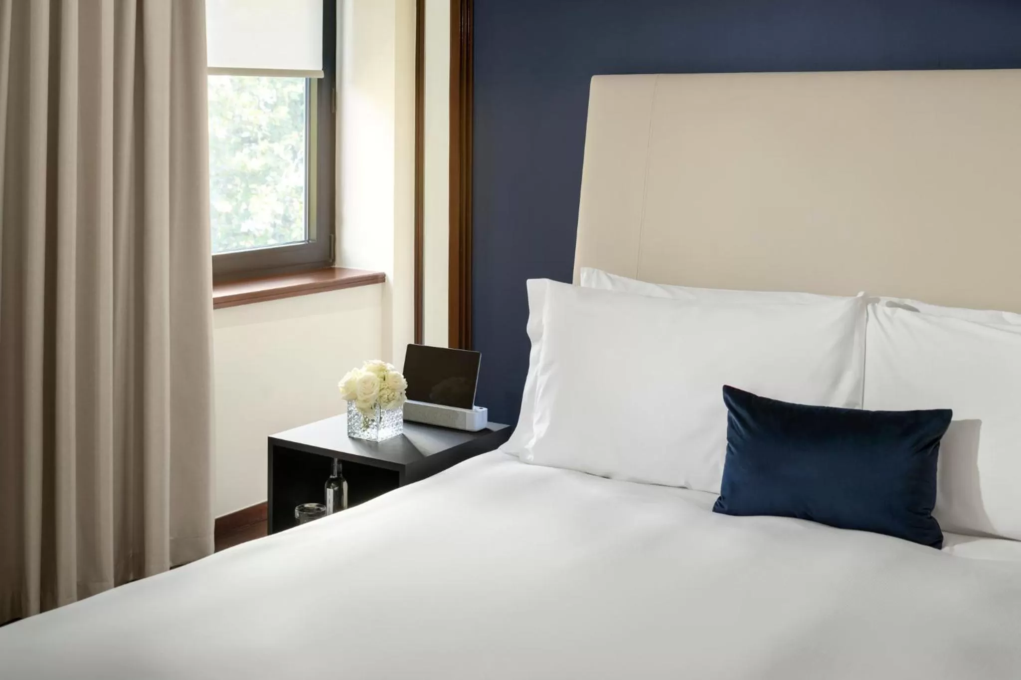 Photo of the whole room, Bed in COMO The Halkin