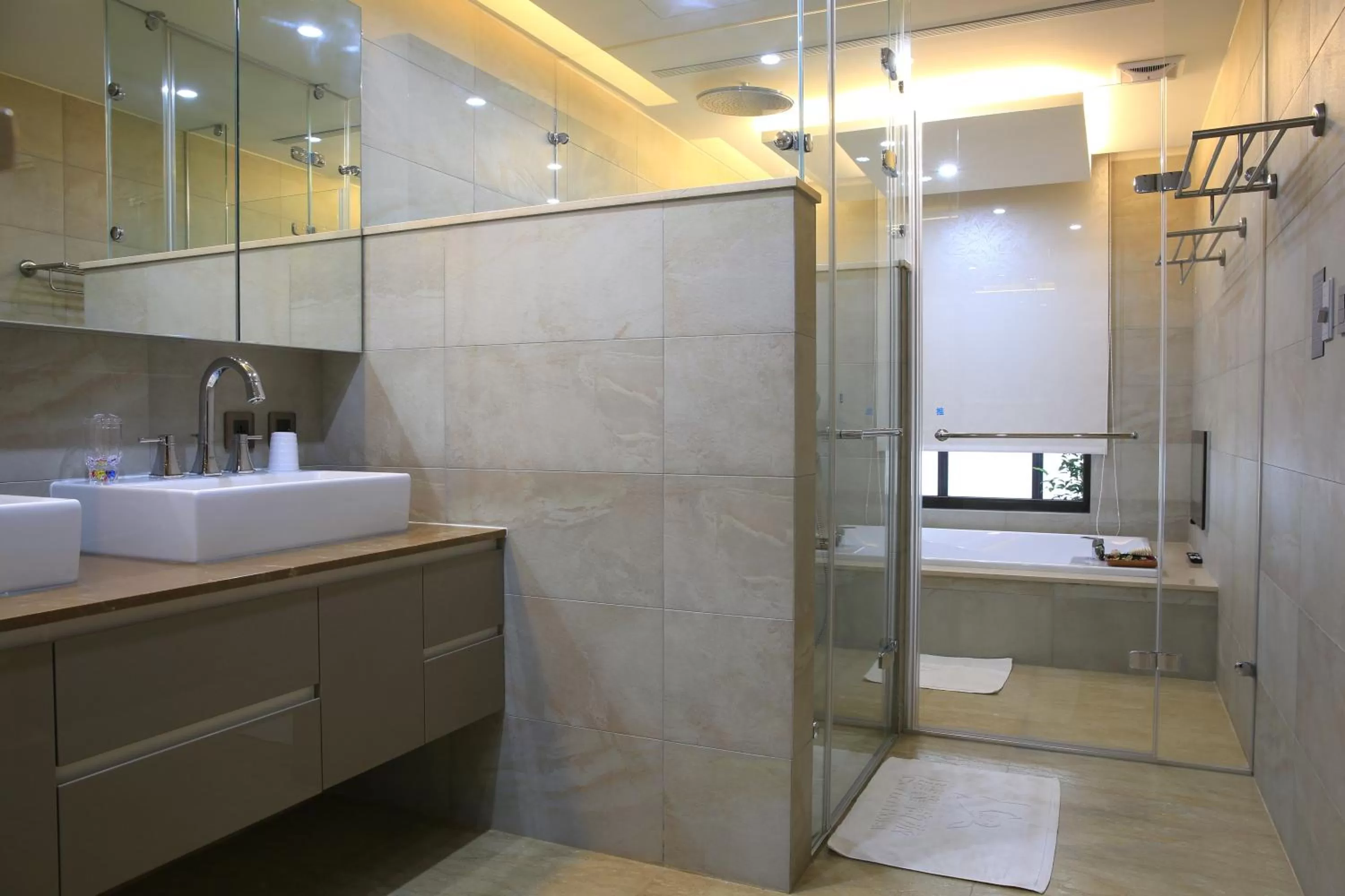 Bathroom in Darlon Hotel