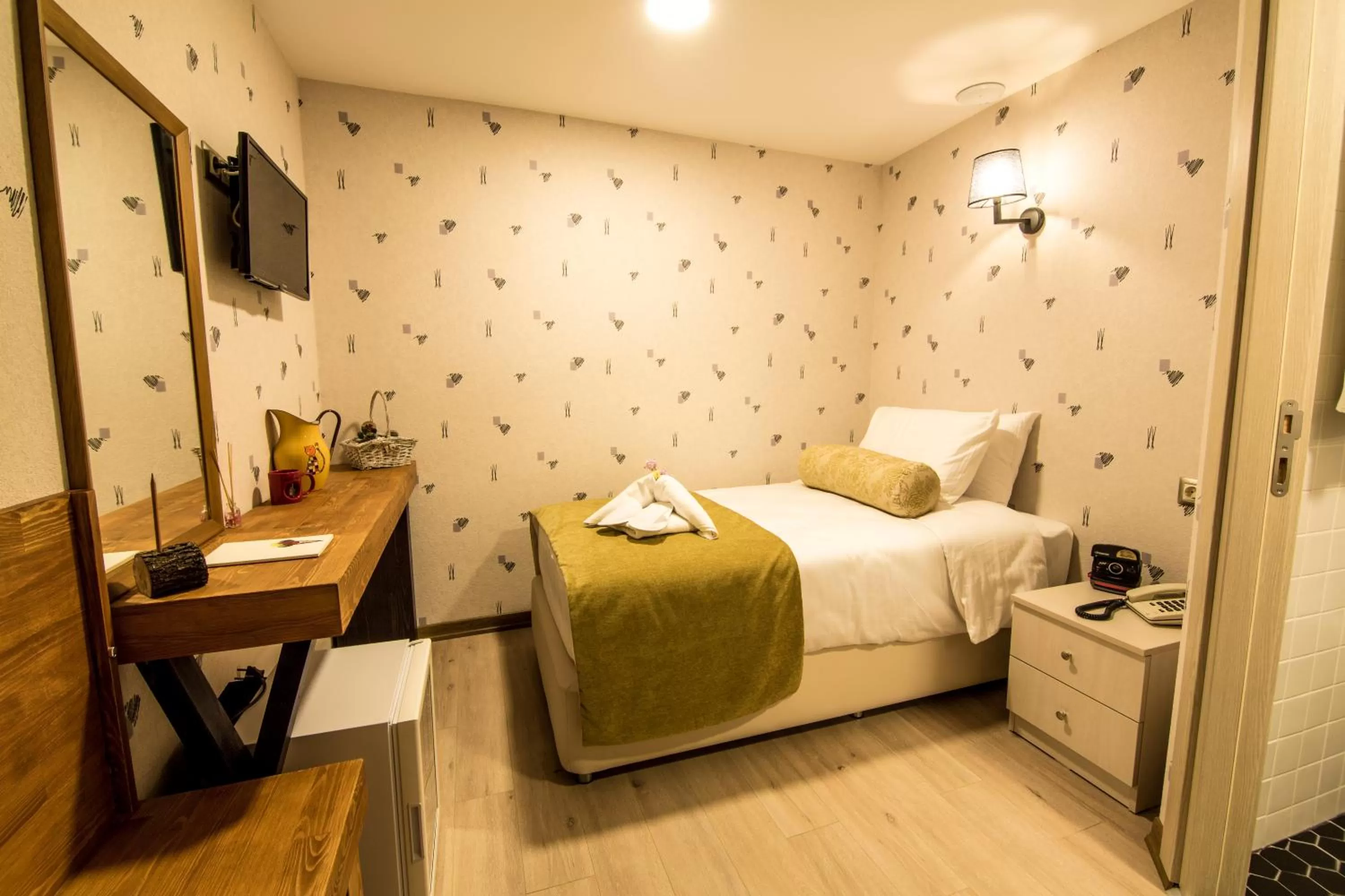 Photo of the whole room, Bed in Kuzen Otel