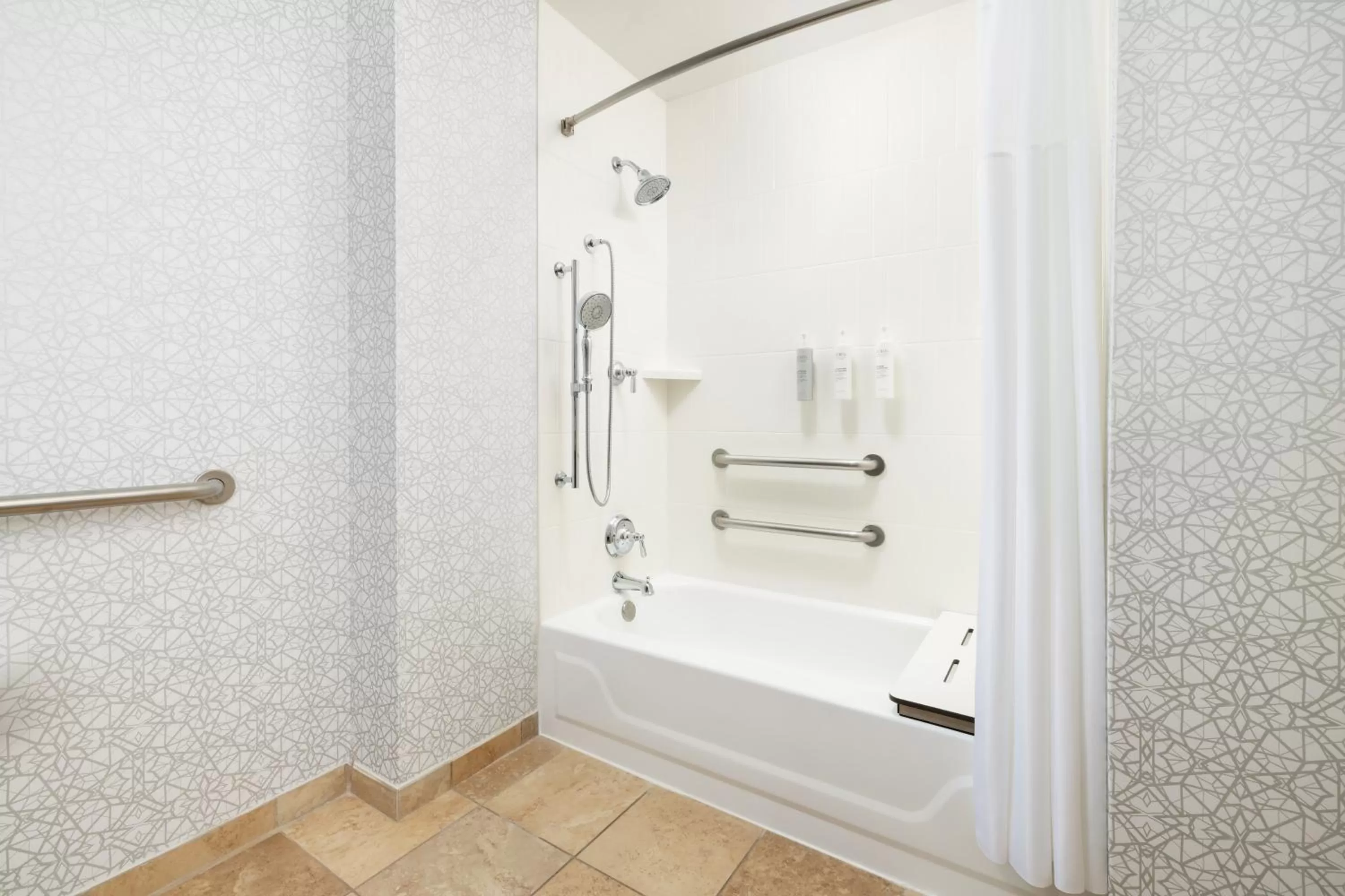 Bath in Hampton Inn Memphis-Walnut Grove/Baptist East