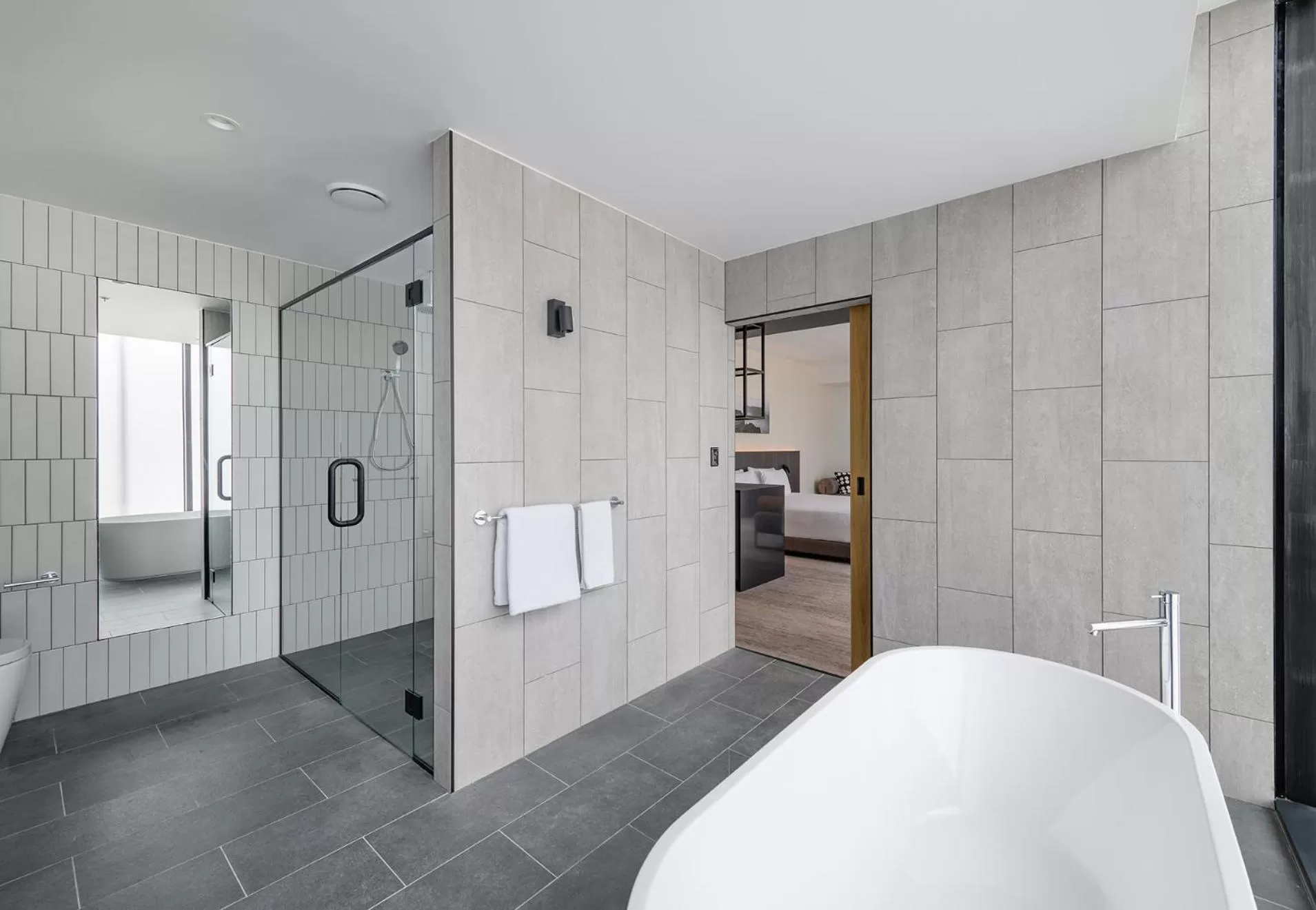 Bath, Bed in Mövenpick Hotel Hobart