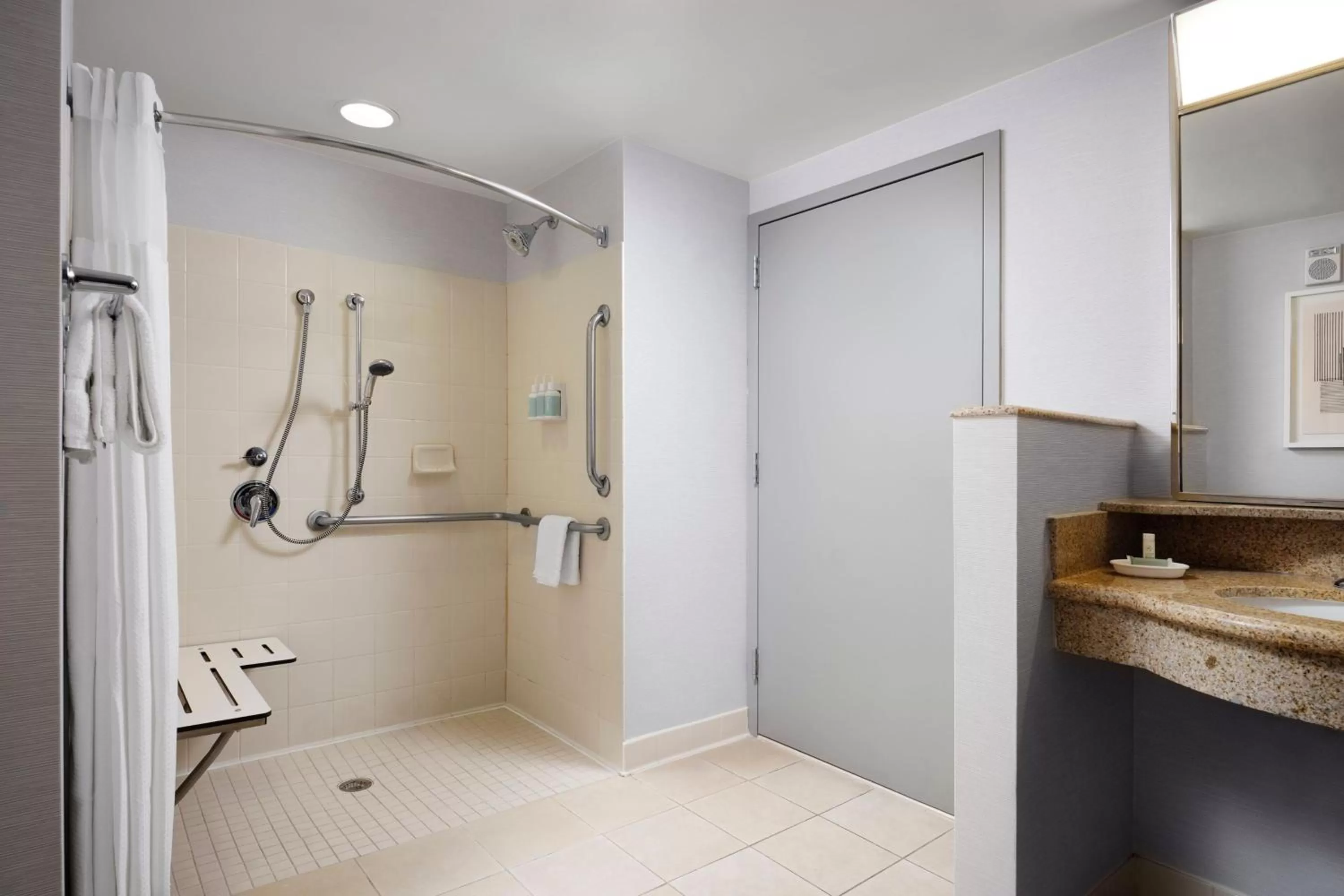 Bathroom in Courtyard by Marriott Washington Capitol Hill/Navy Yard