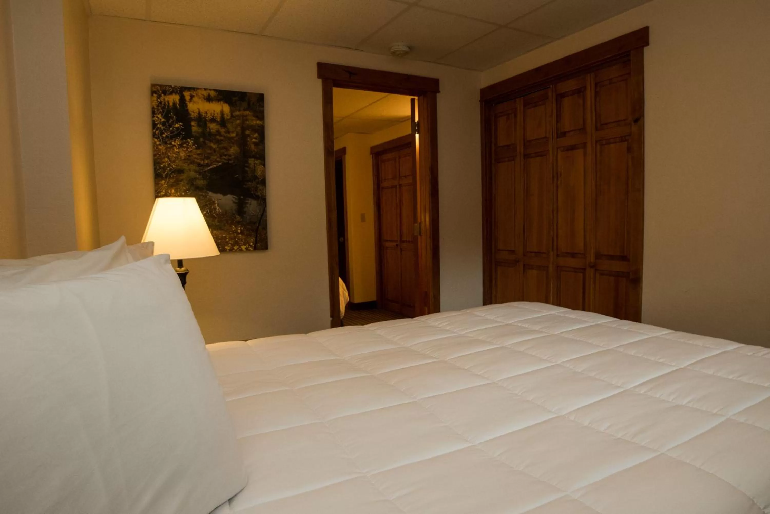 Bedroom, Bed in Silver Moon Inn