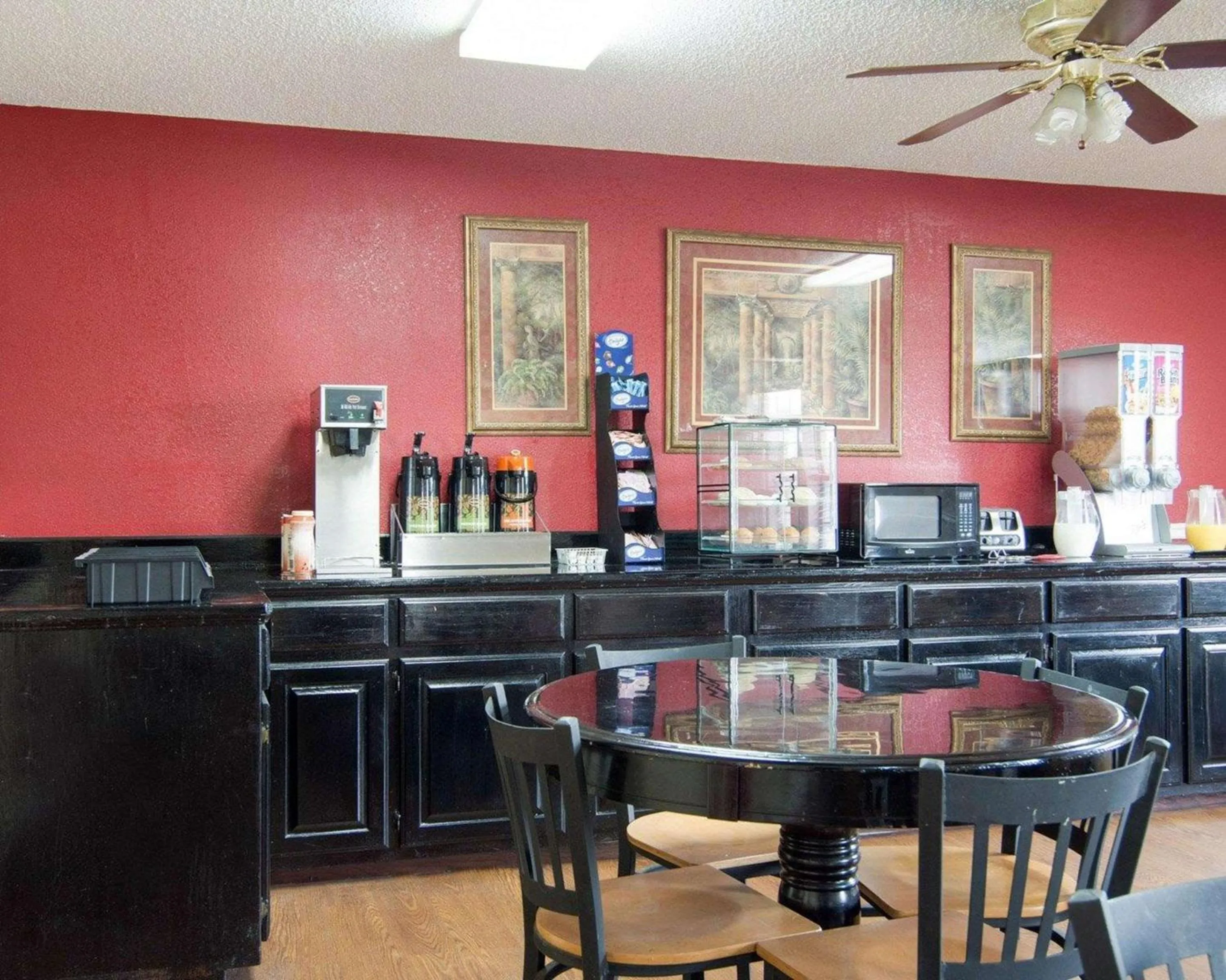 Restaurant/places to eat in Econo Lodge Pine Bluff