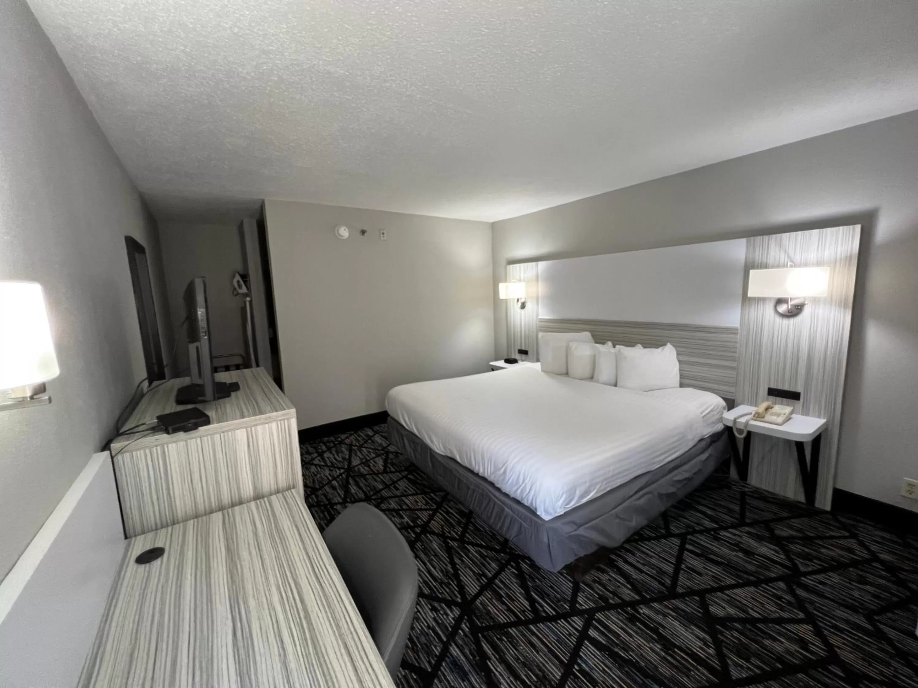 Property building, Bed in Baymont by Wyndham Peoria