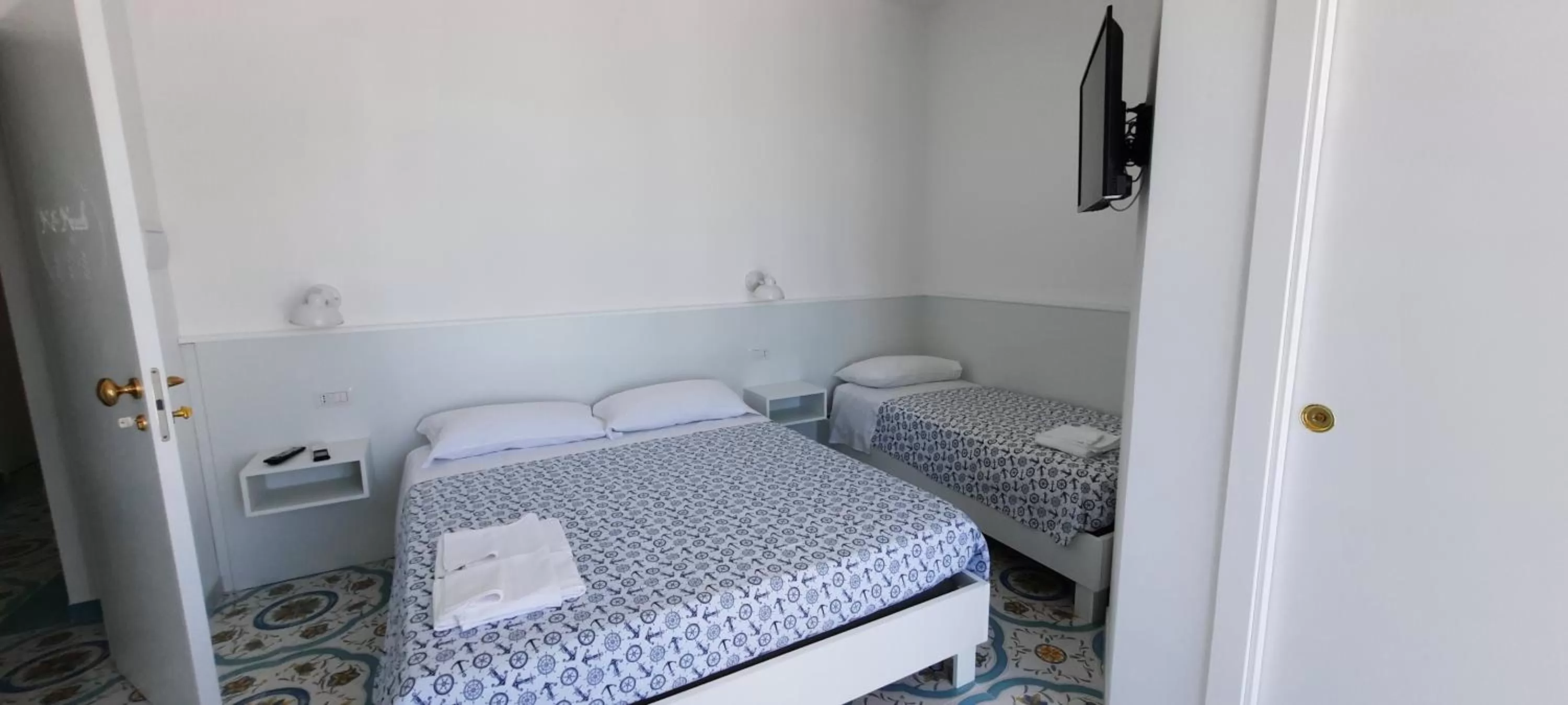 Photo of the whole room, Bed in B & Beach