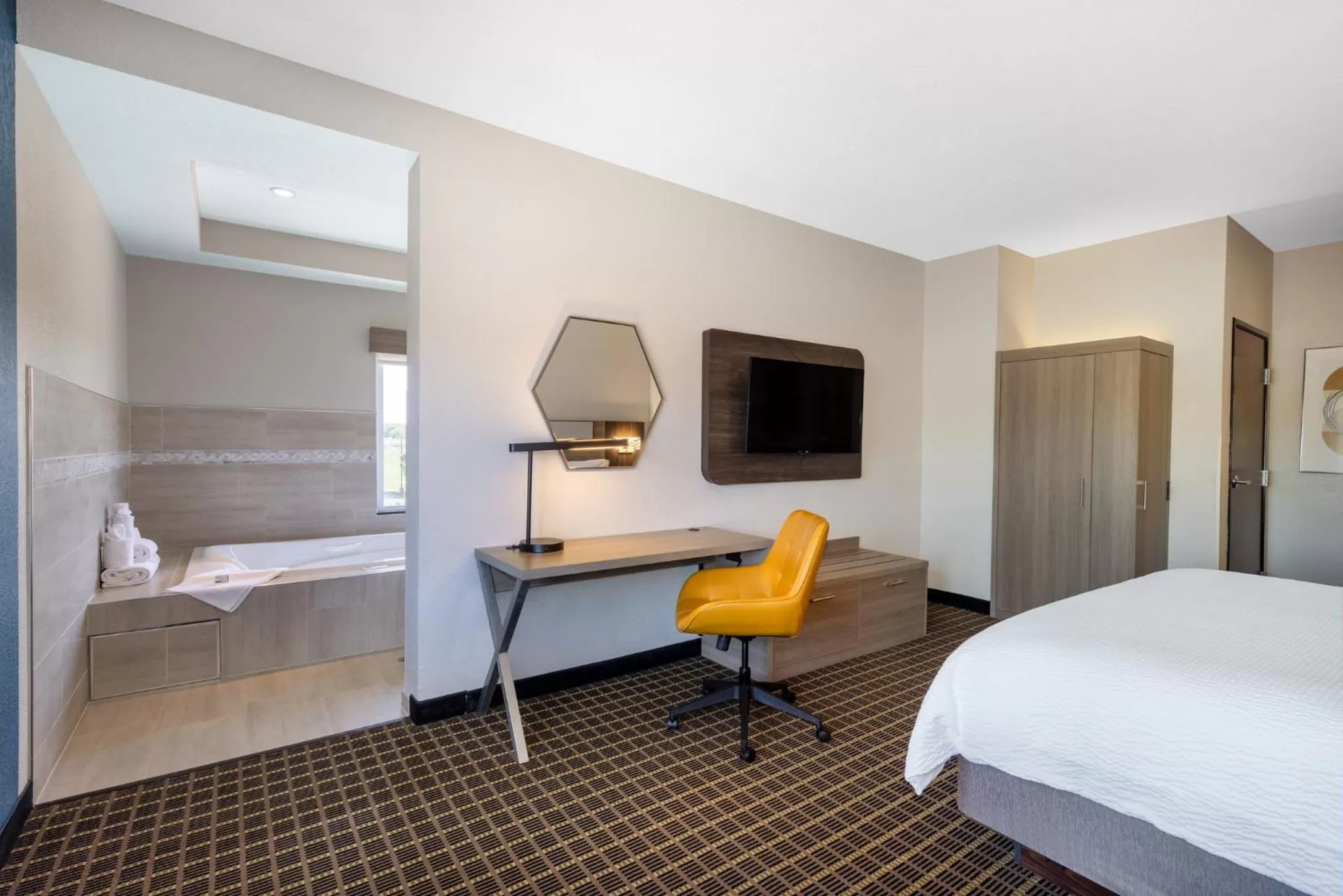 Photo of the whole room, Bed in Holiday Inn Express & Suites Pittsburg by IHG