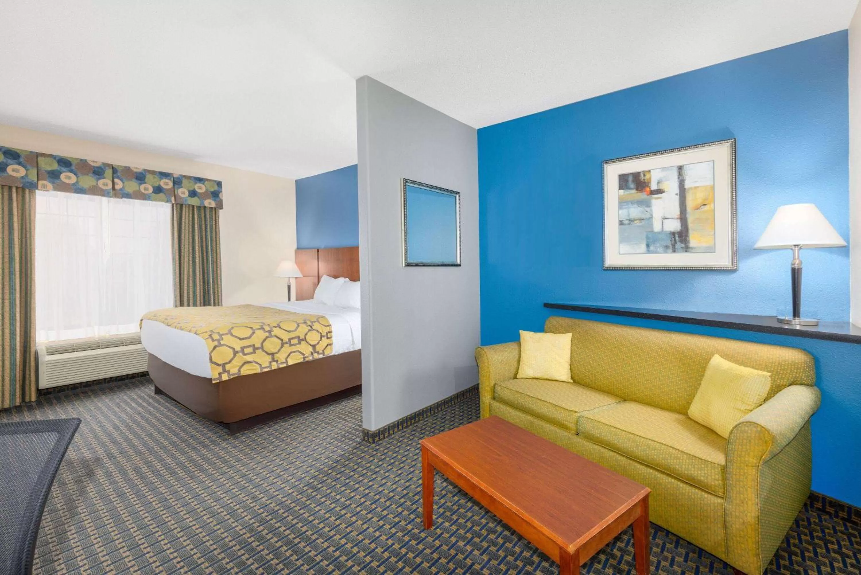 Photo of the whole room, Bed in Baymont by Wyndham Pratt