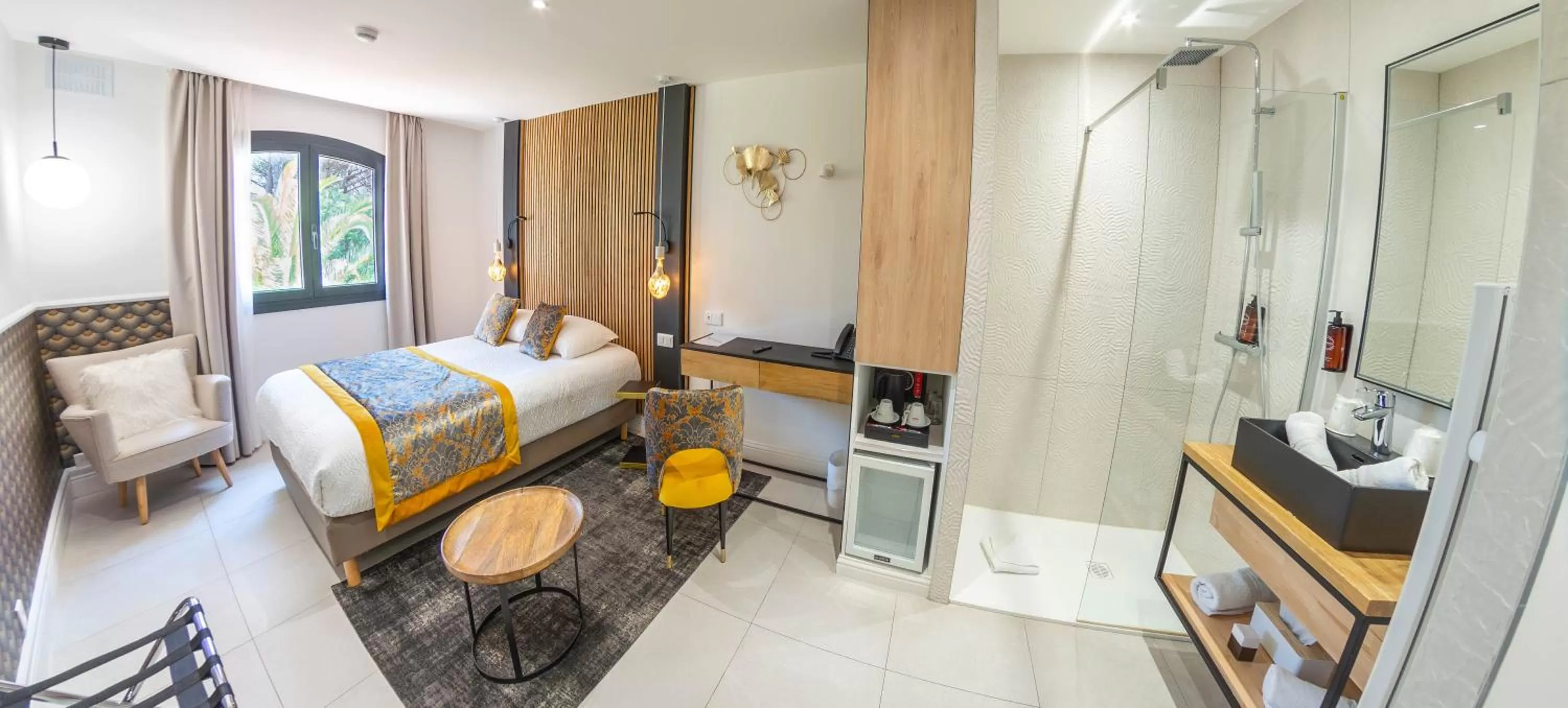 Bathroom, Bed in Le Confidentiel Hôtel & SPA