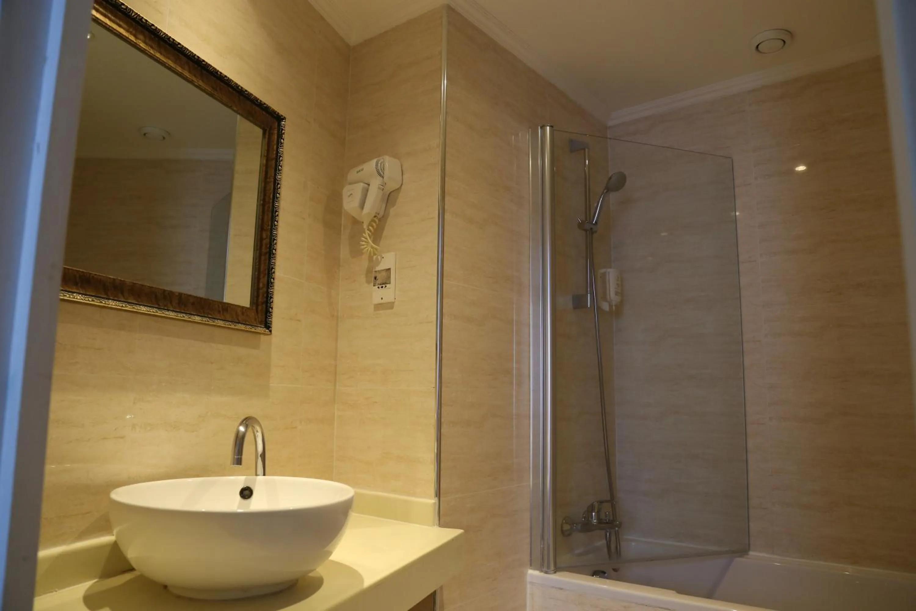 Bathroom in Hôtel Princesse Isabelle