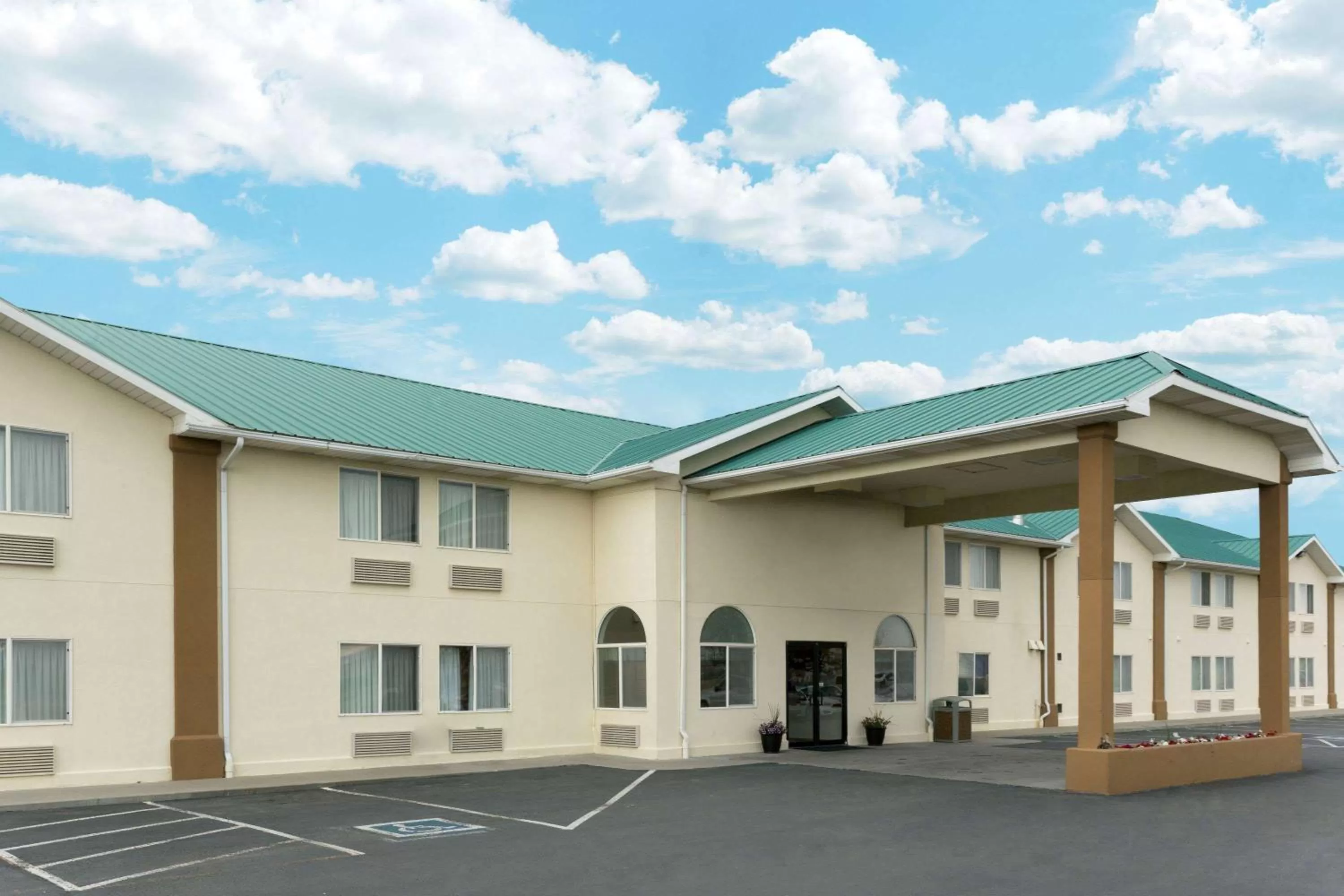 Property Building in Super 8 by Wyndham Green River