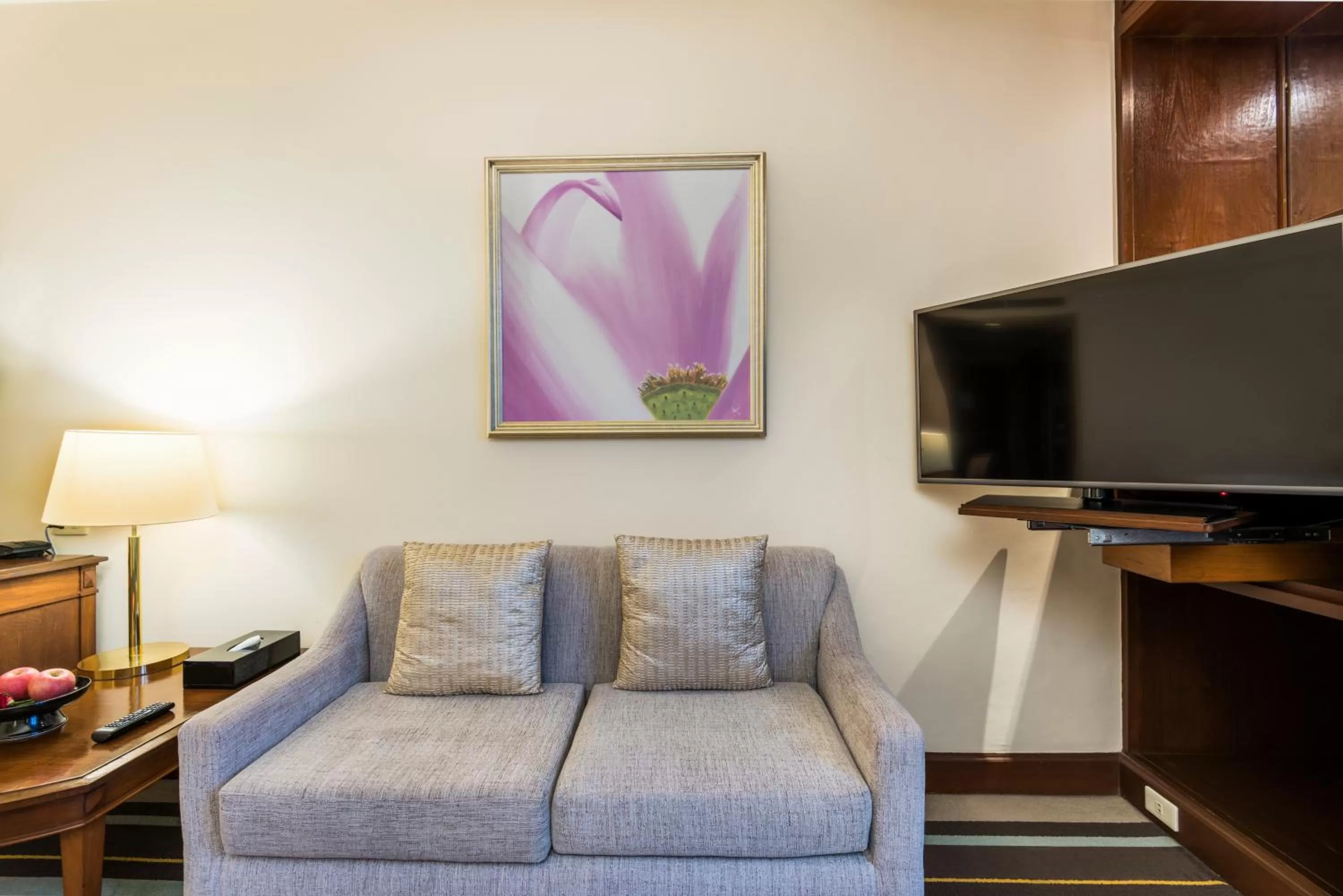 TV and multimedia in Chatrium Hotel Royal Lake Yangon