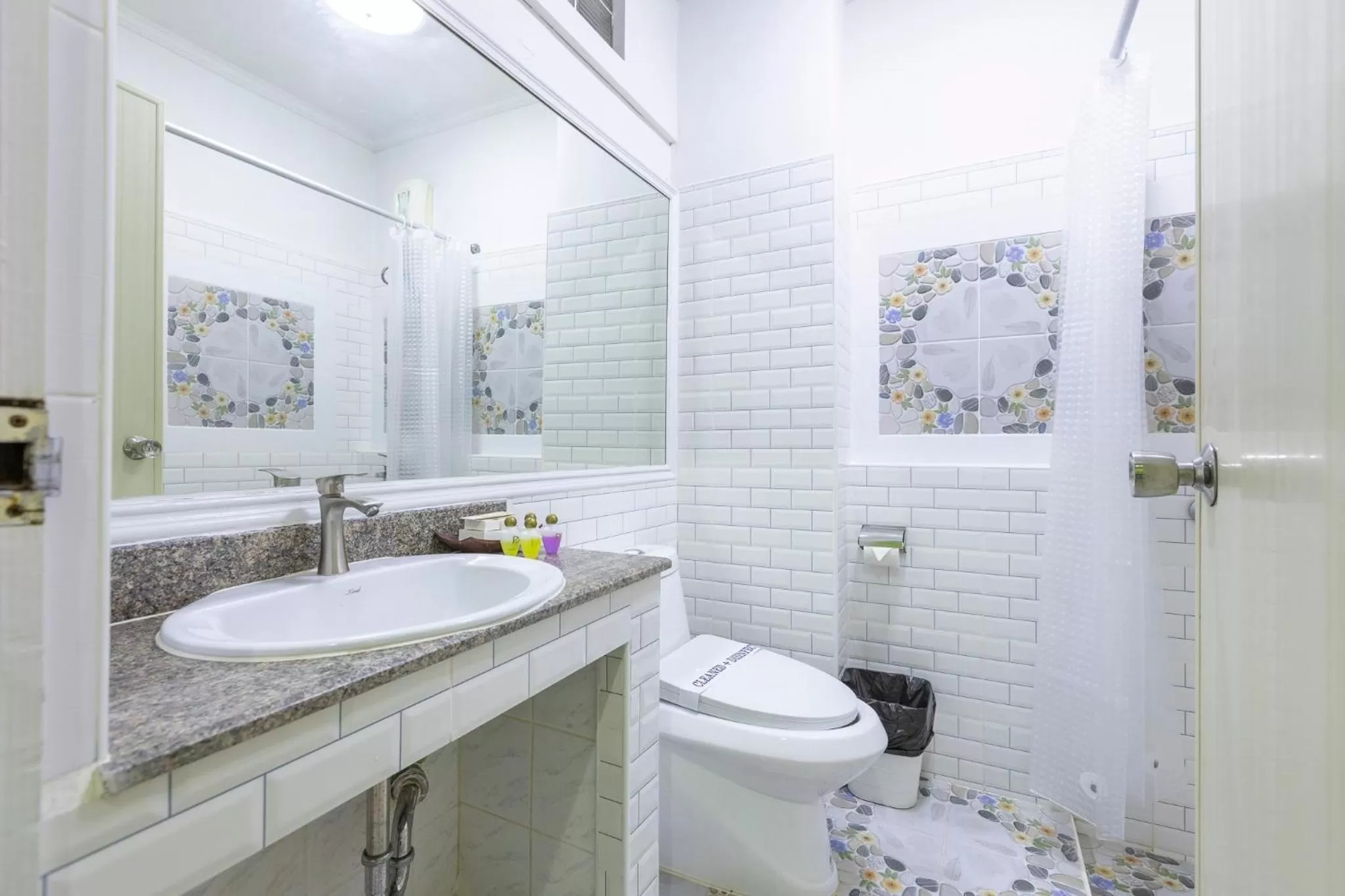 Bathroom in PJ Watergate Hotel