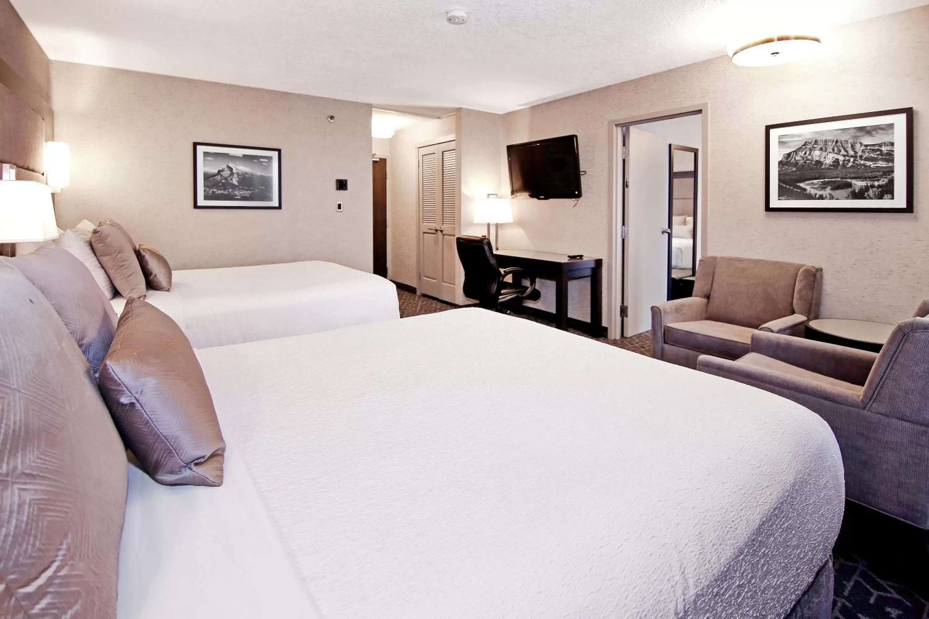 Bed in Best Western Plus Banff International Lodge