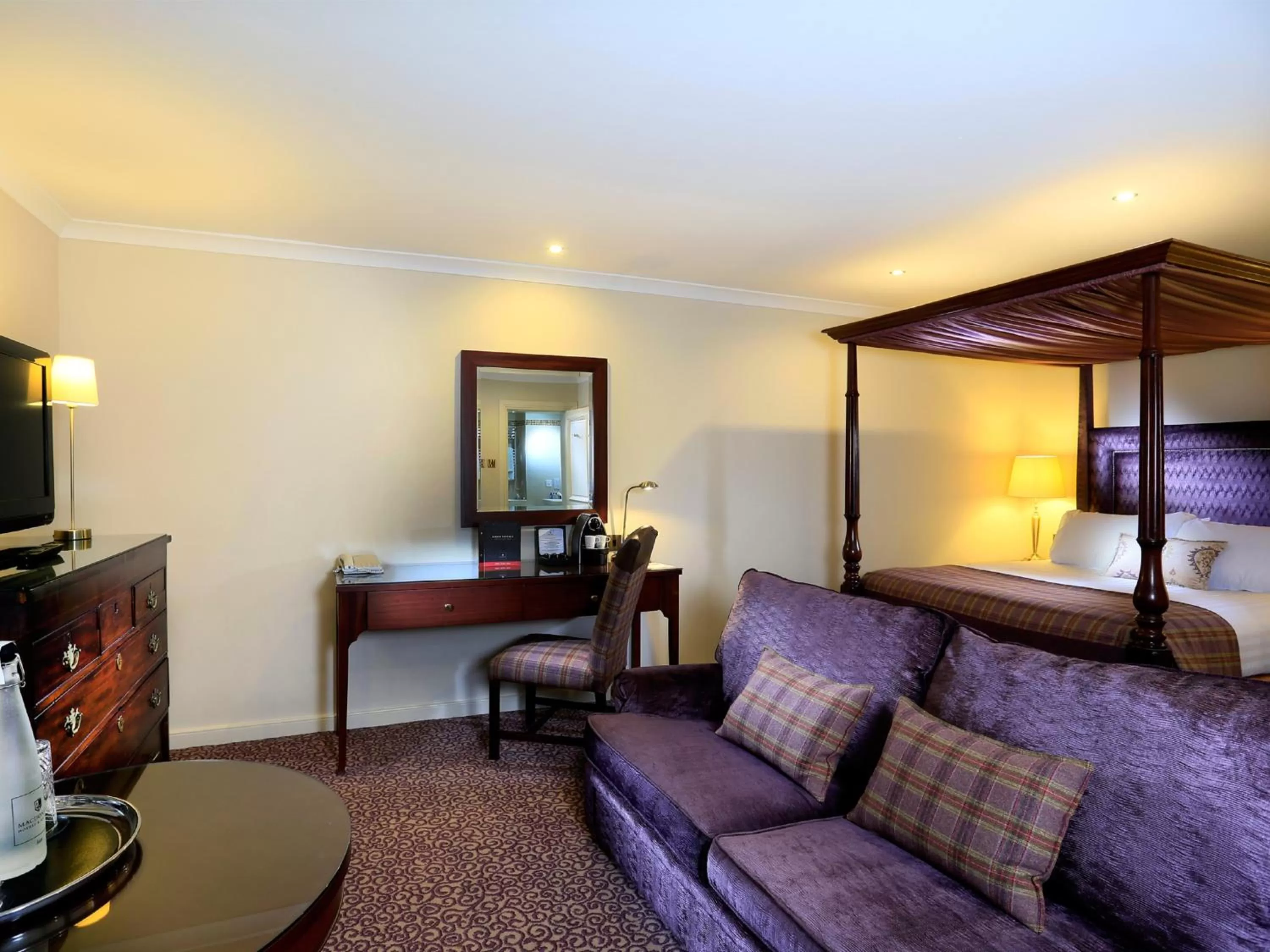 Bedroom, Bed in Macdonald Houstoun House