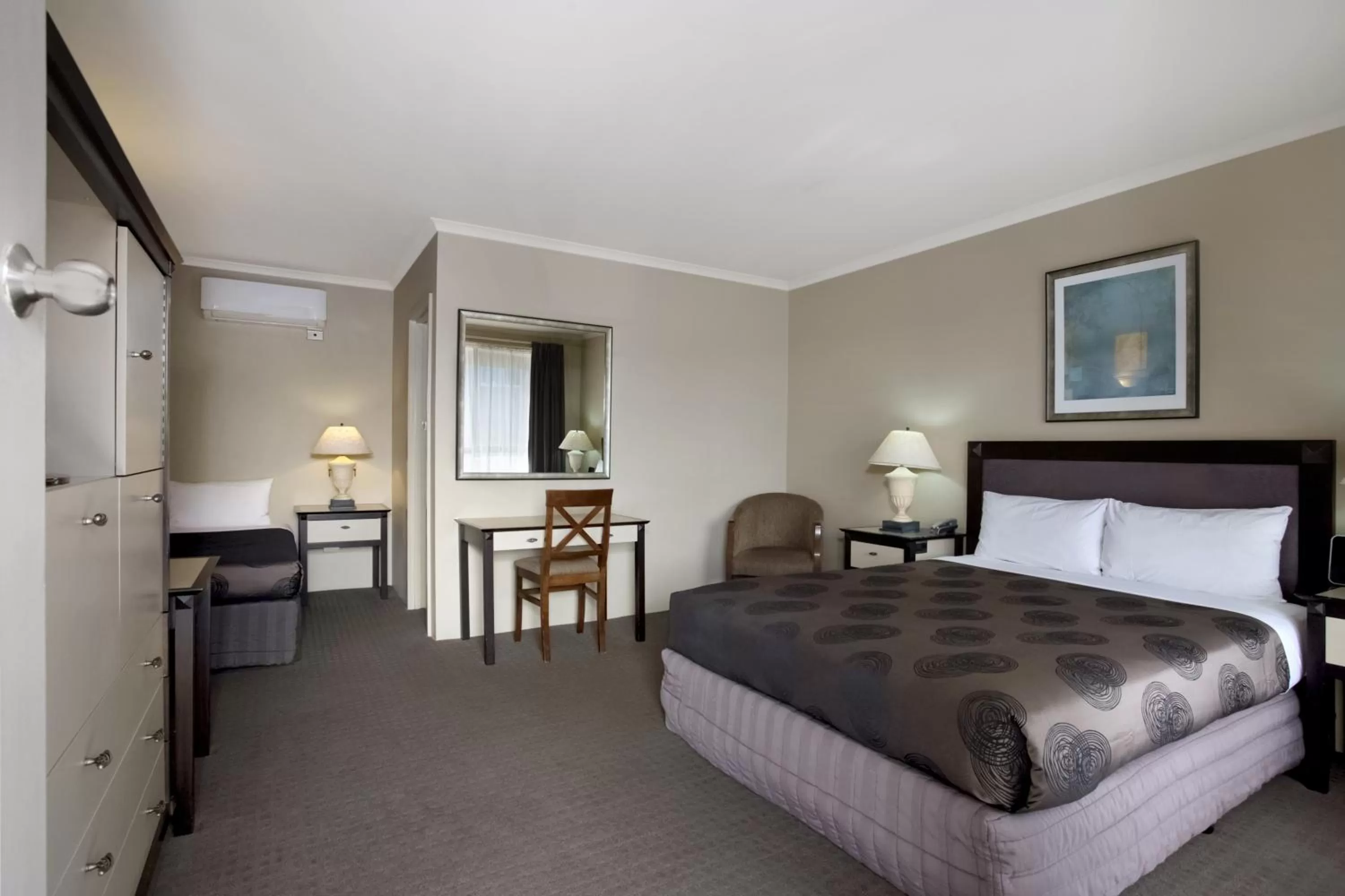 Bed in Comfort Inn On Raglan