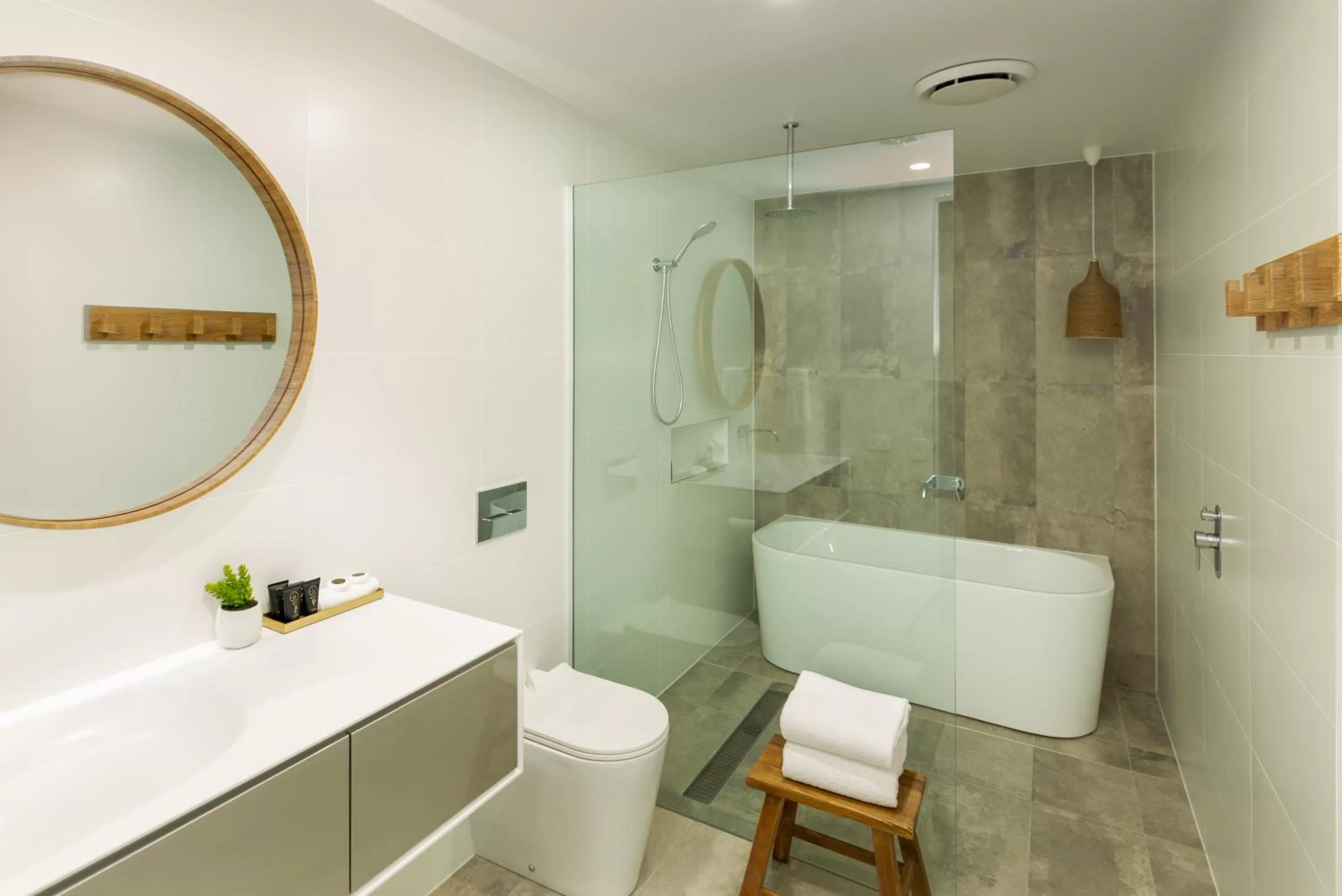 Astina Suites, Forster