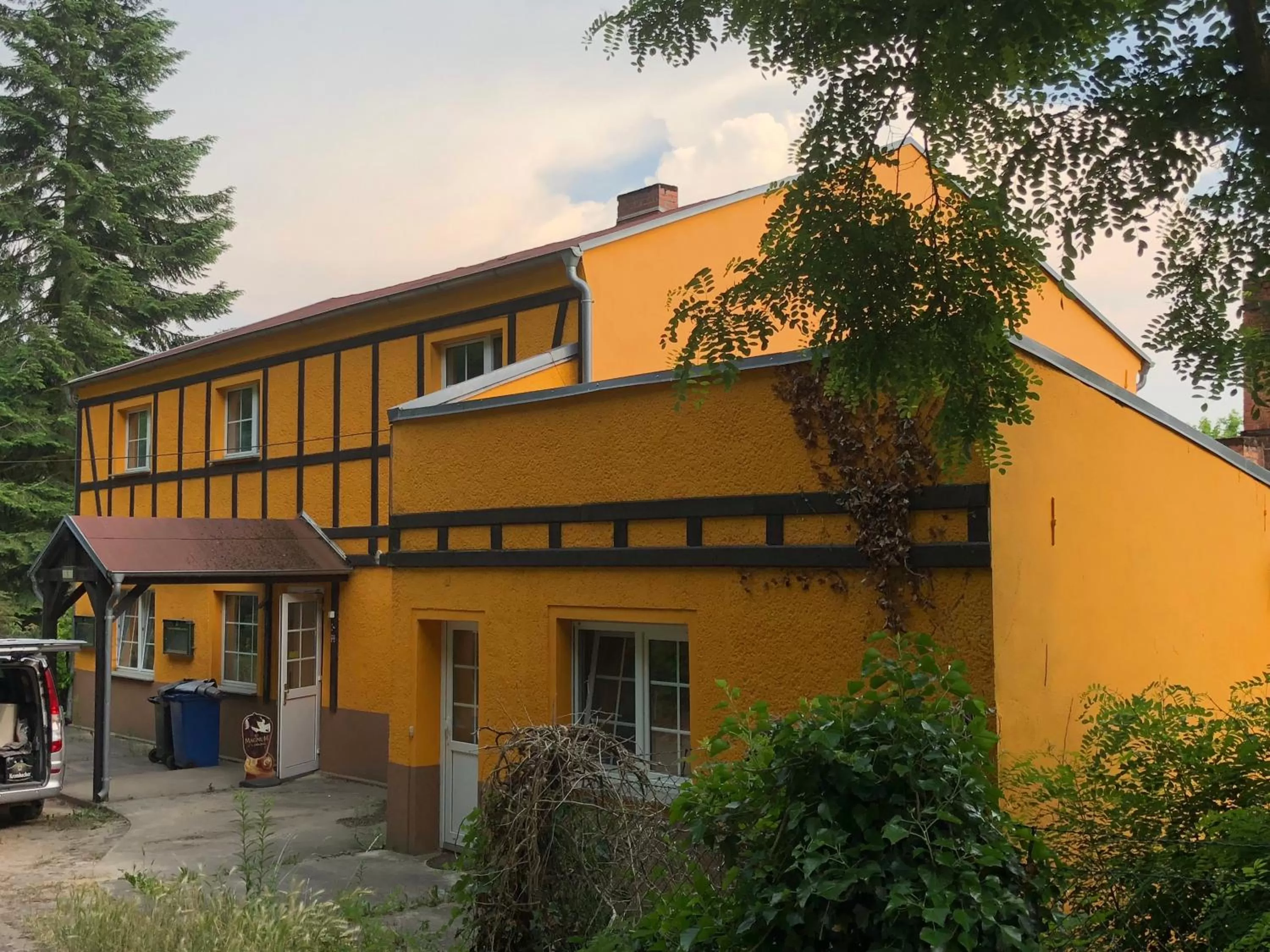 Facade/entrance in Riverside Inn