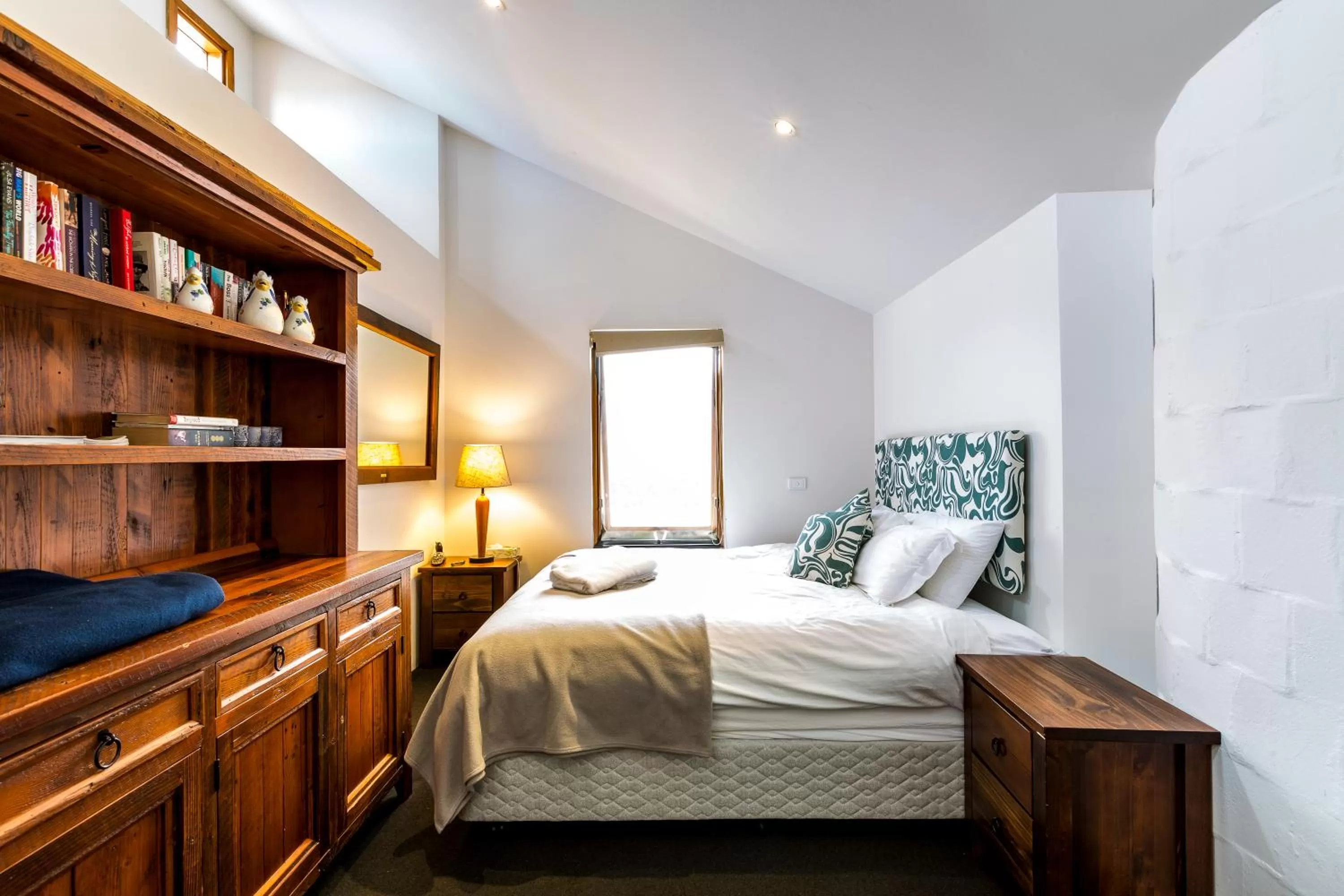 Bed in Alpine Woodsmoke Apartments