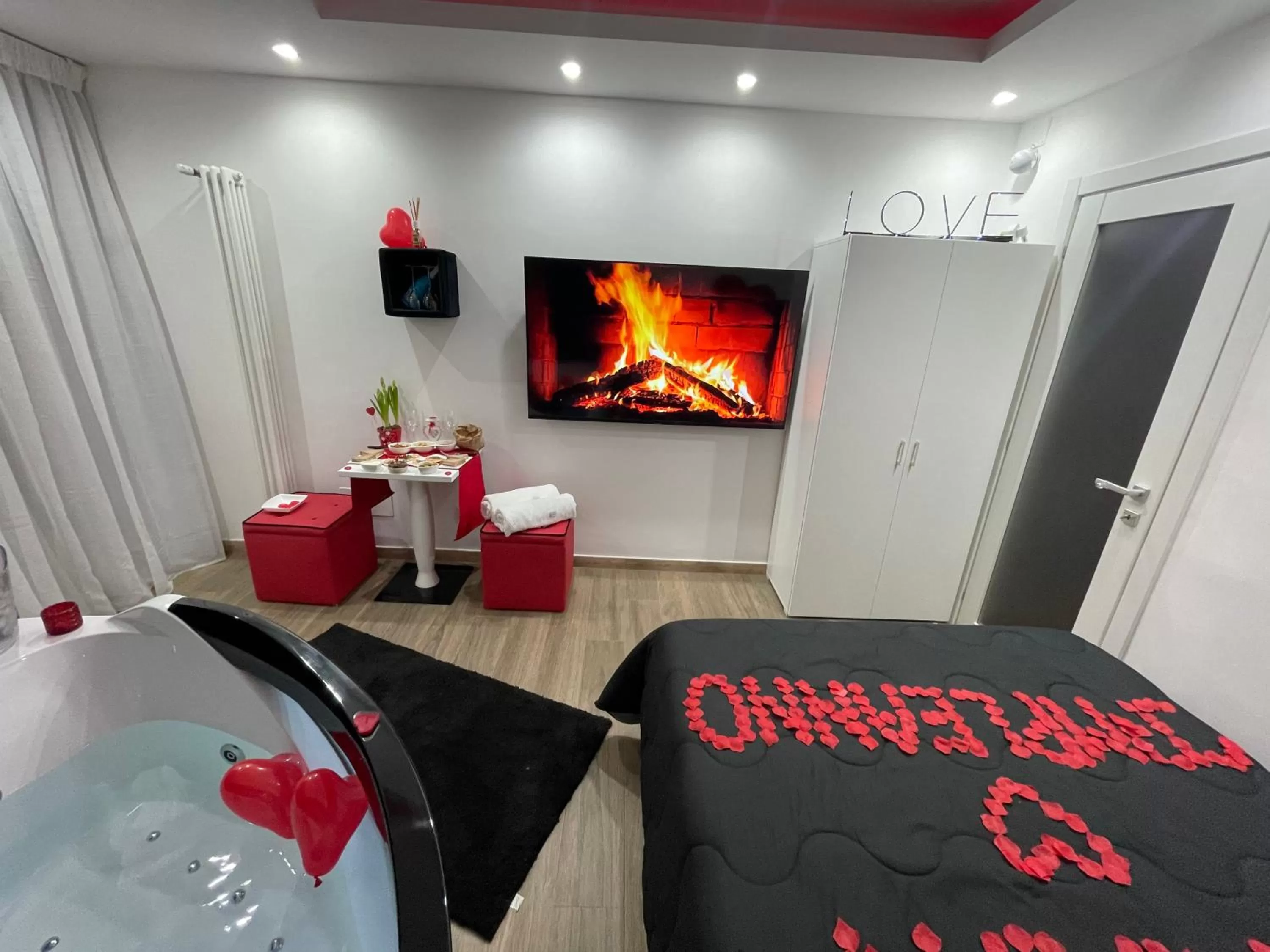 Bathroom, TV/Entertainment Center in Due Cuori Suite con vasca idromassaggi