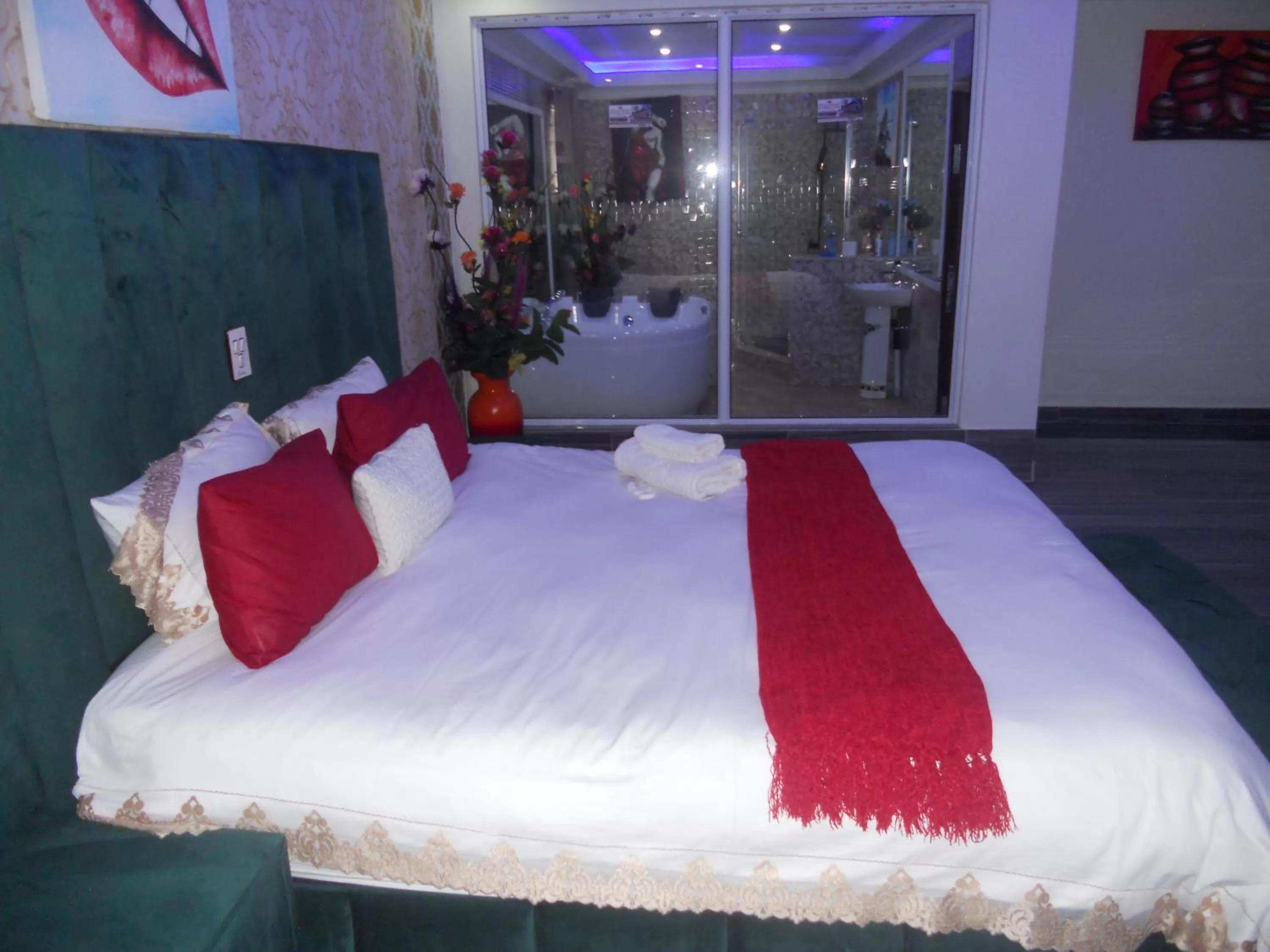 Bedroom, Bed in Gold Crown International Hotel Johannesburg