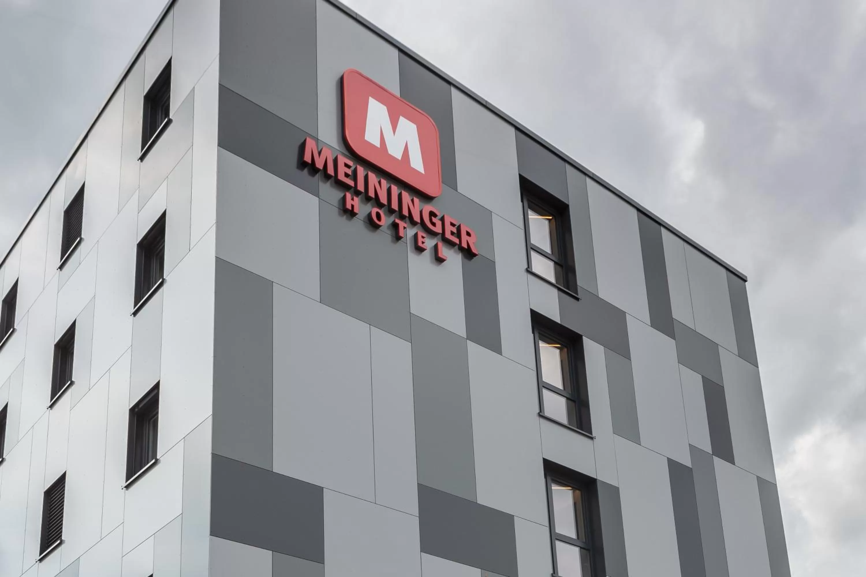 Property building in MEININGER Hotel Heidelberg Hauptbahnhof