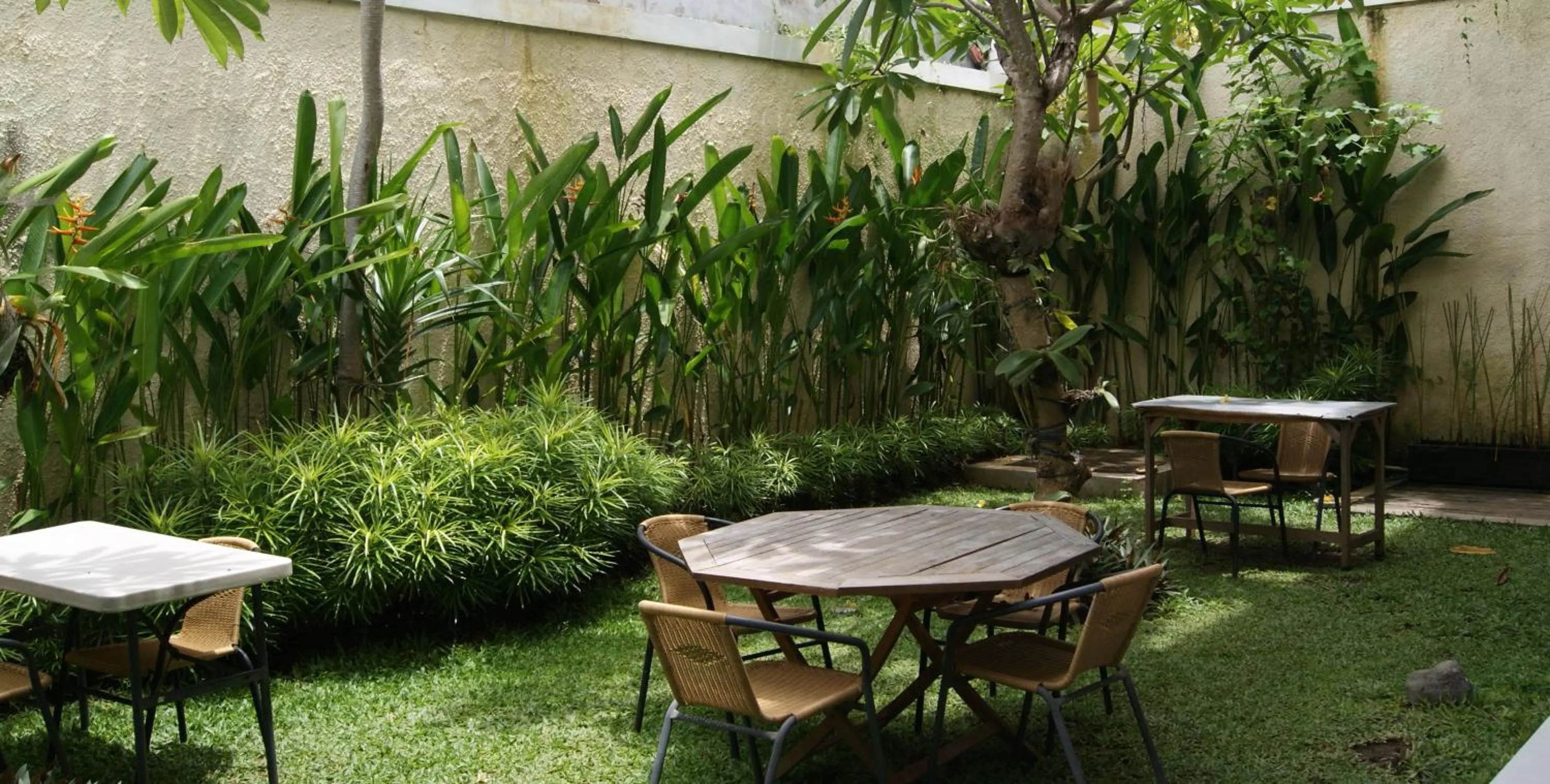 Restaurant/places to eat in Sugiras Living