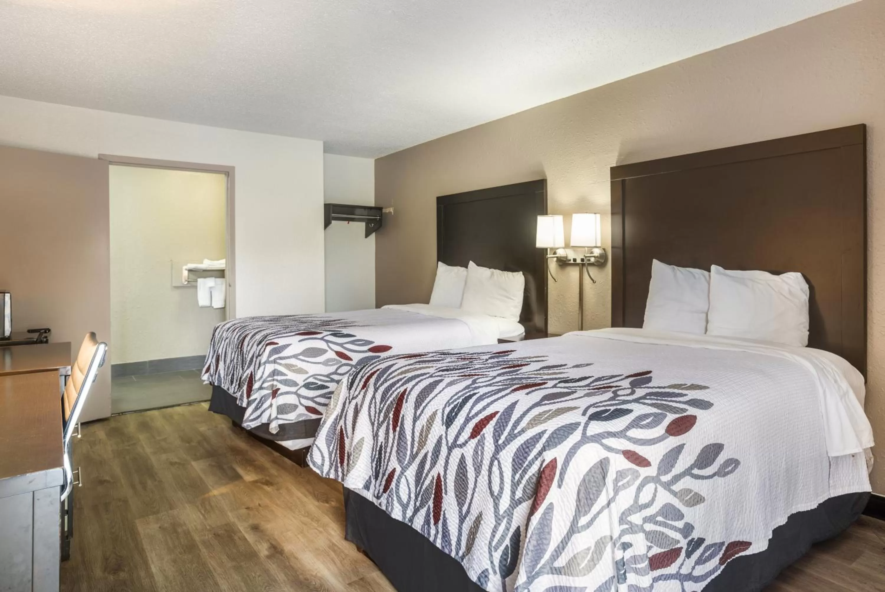 Photo of the whole room, Bed in Red Roof Inn Savannah – Southside/Midtown