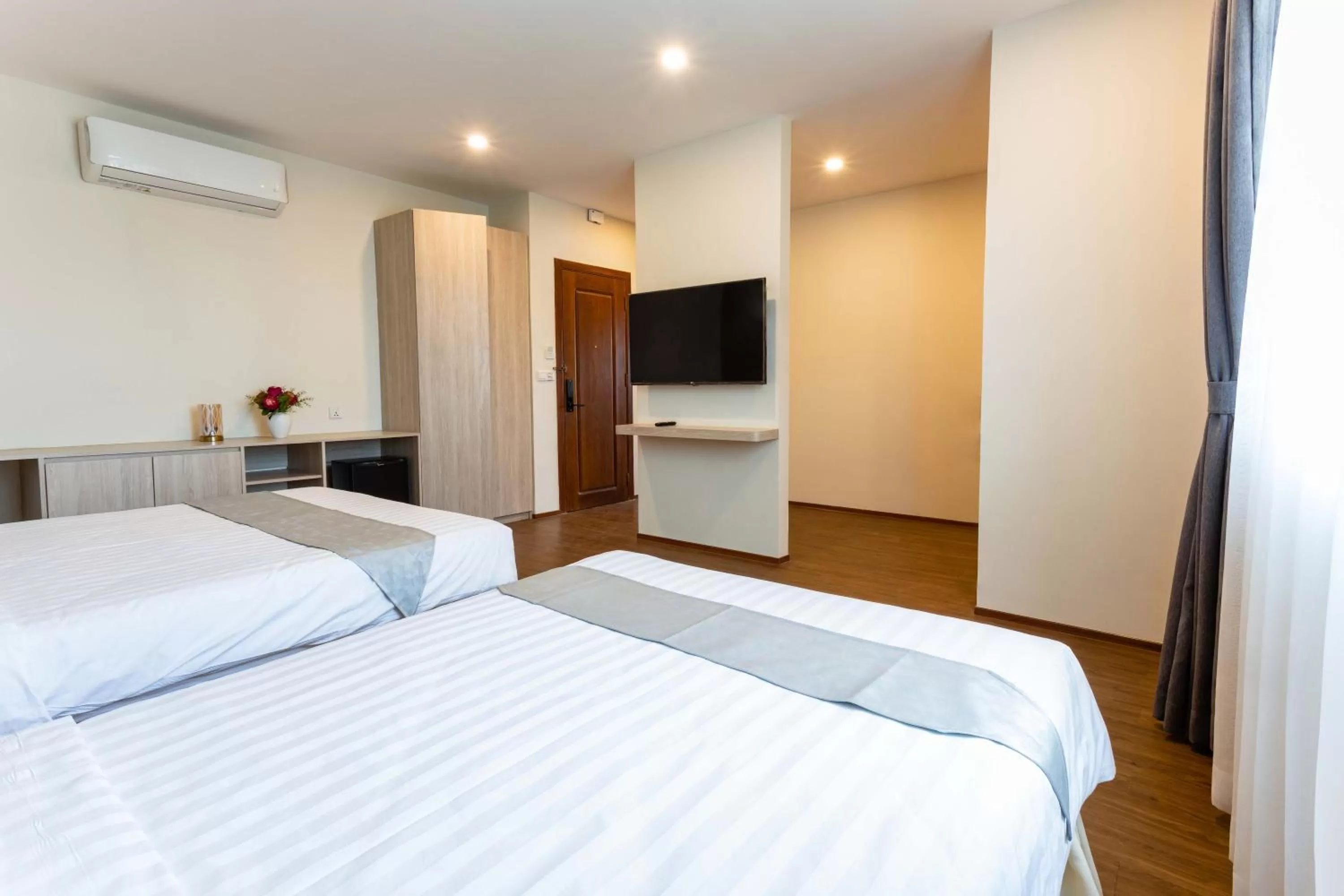 Communal lounge/ TV room, Bed in Joli Hotel