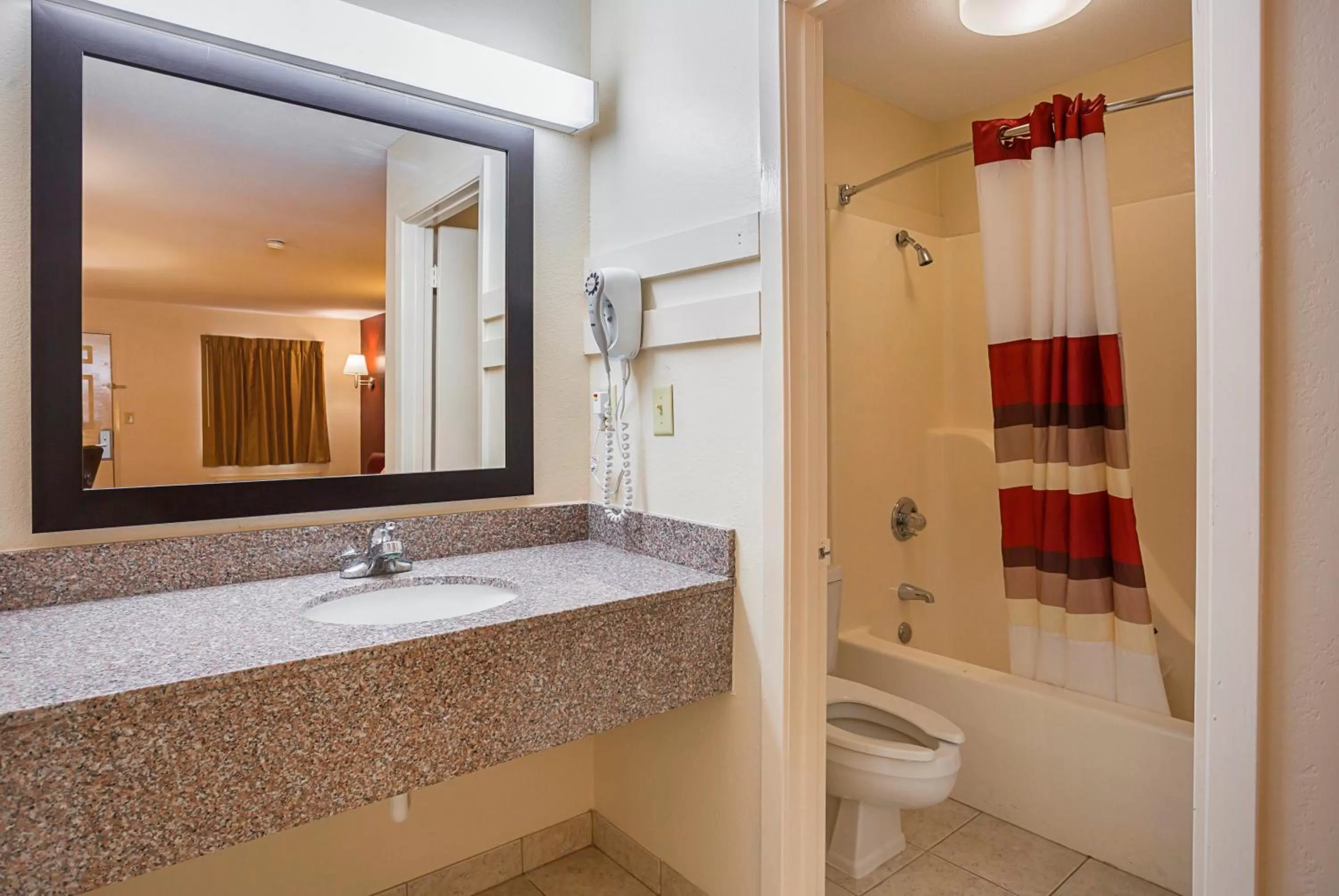 Bathroom in Red Roof Inn West Memphis, AR