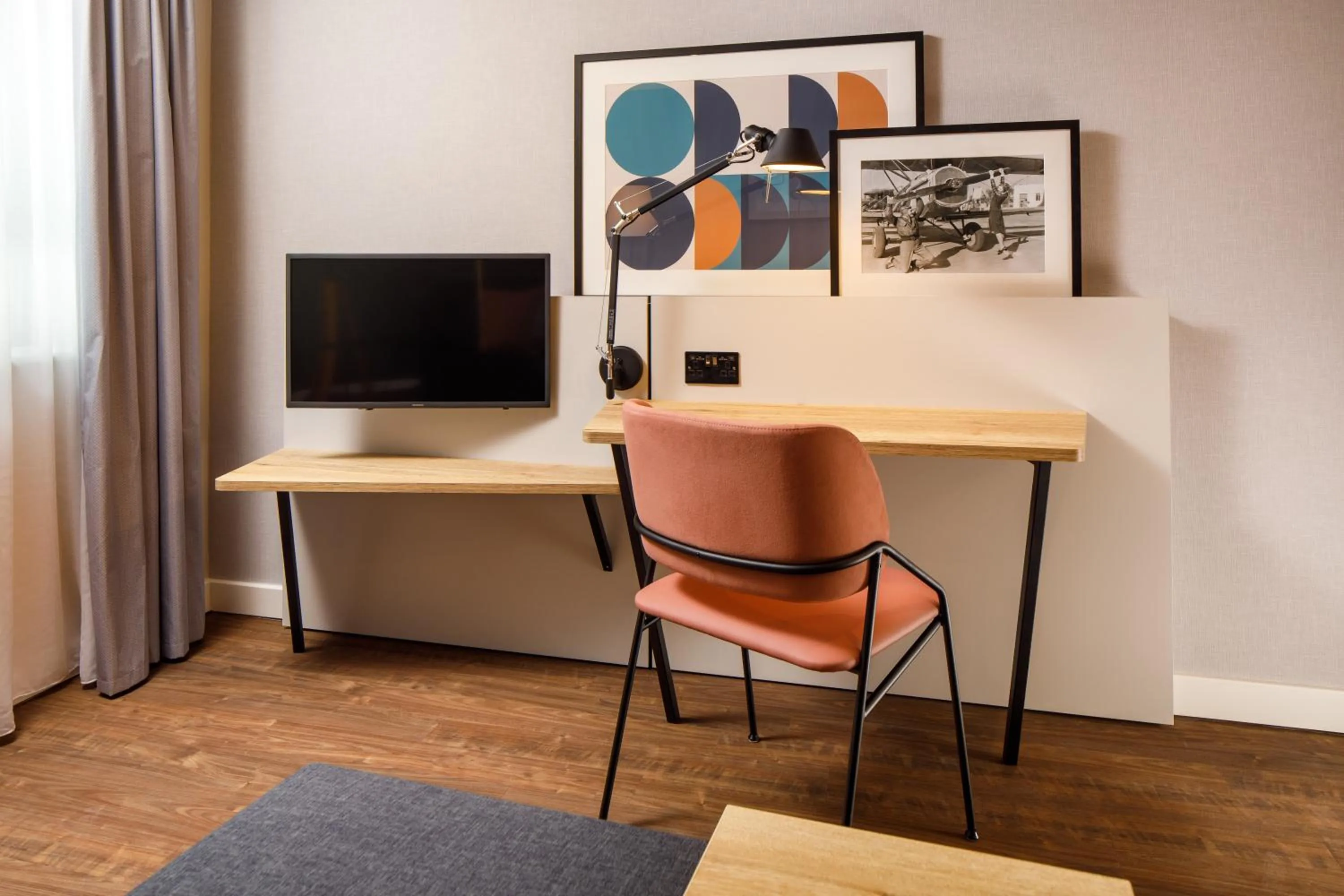 TV and multimedia in Aparthotel Adagio London Sutton Point