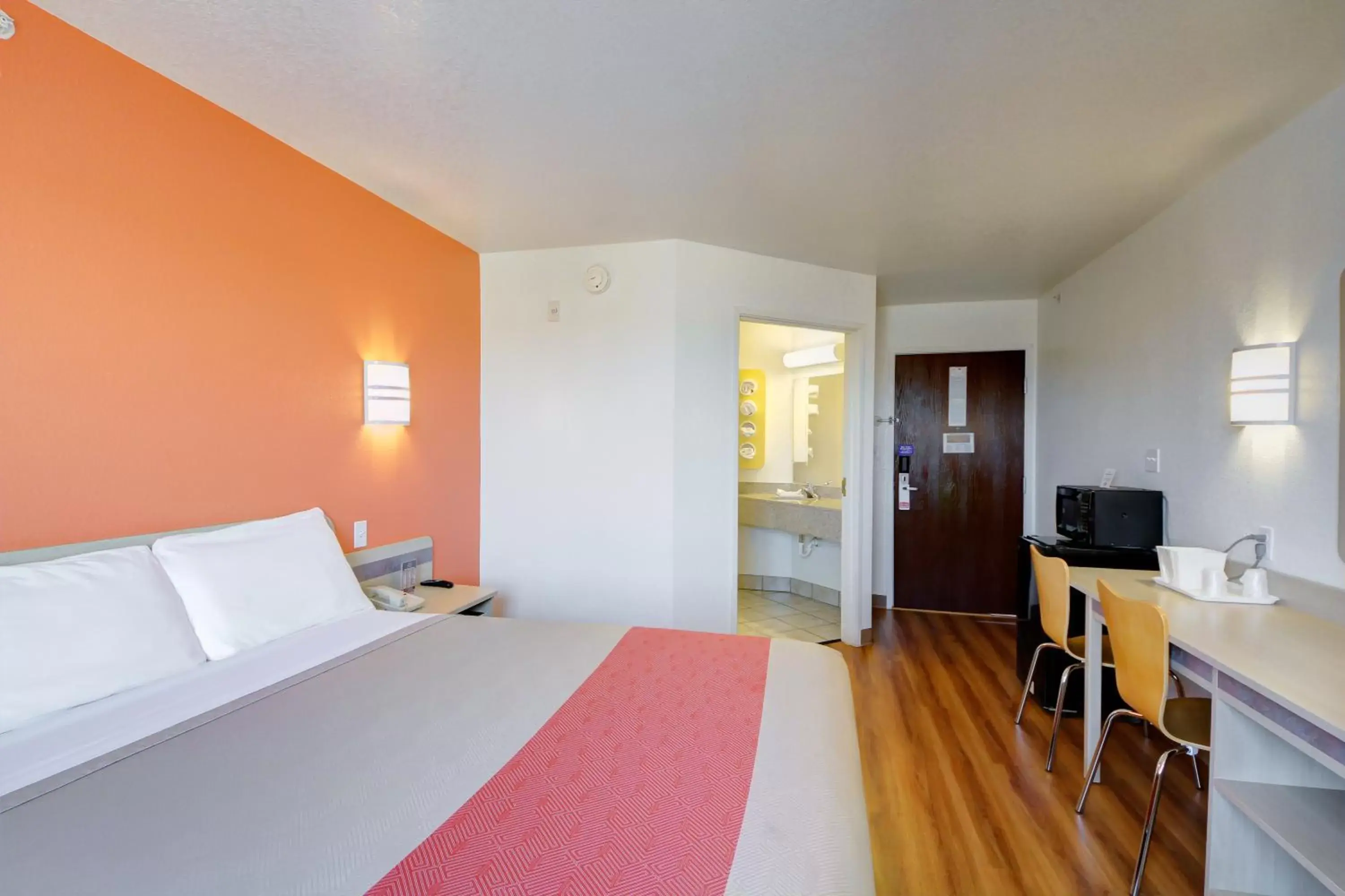 King Room - single occupancy - Smoking in Motel 6-El Reno, OK King Room - single occupancy - Smoking in Motel 6-El Reno, OK