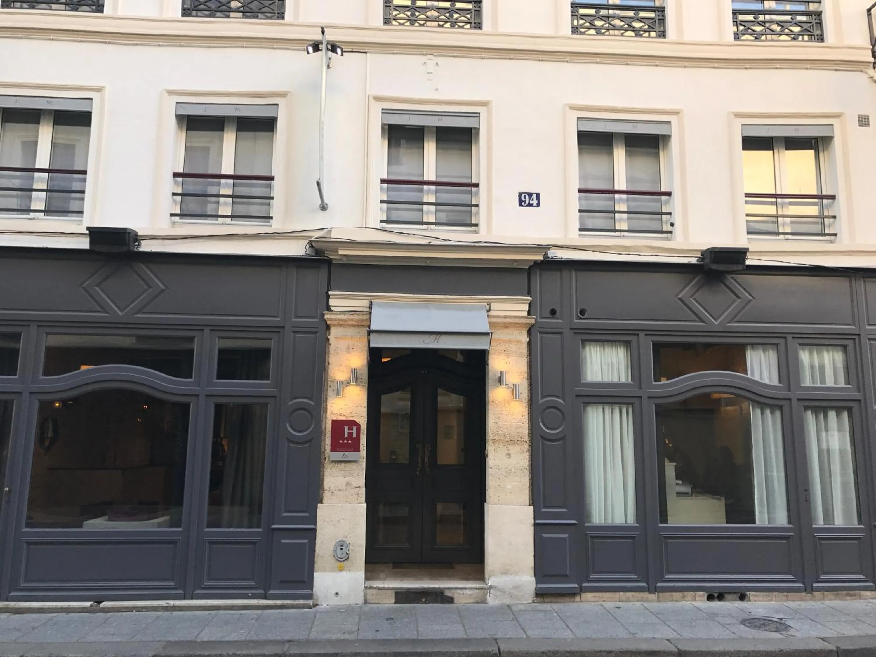 Facade/entrance in Hôtel Jacques de Molay - Fitness & Sauna