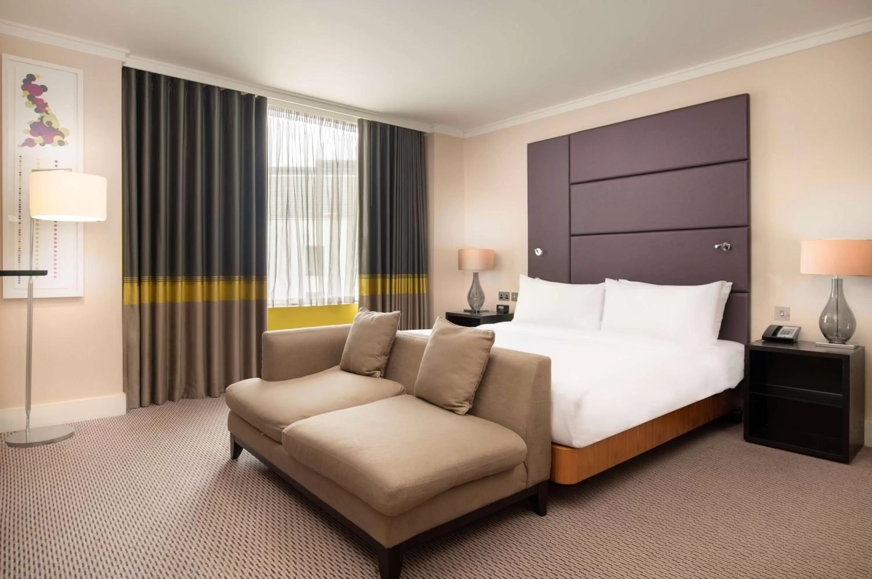 Living room, Bed in Hilton London Wembley